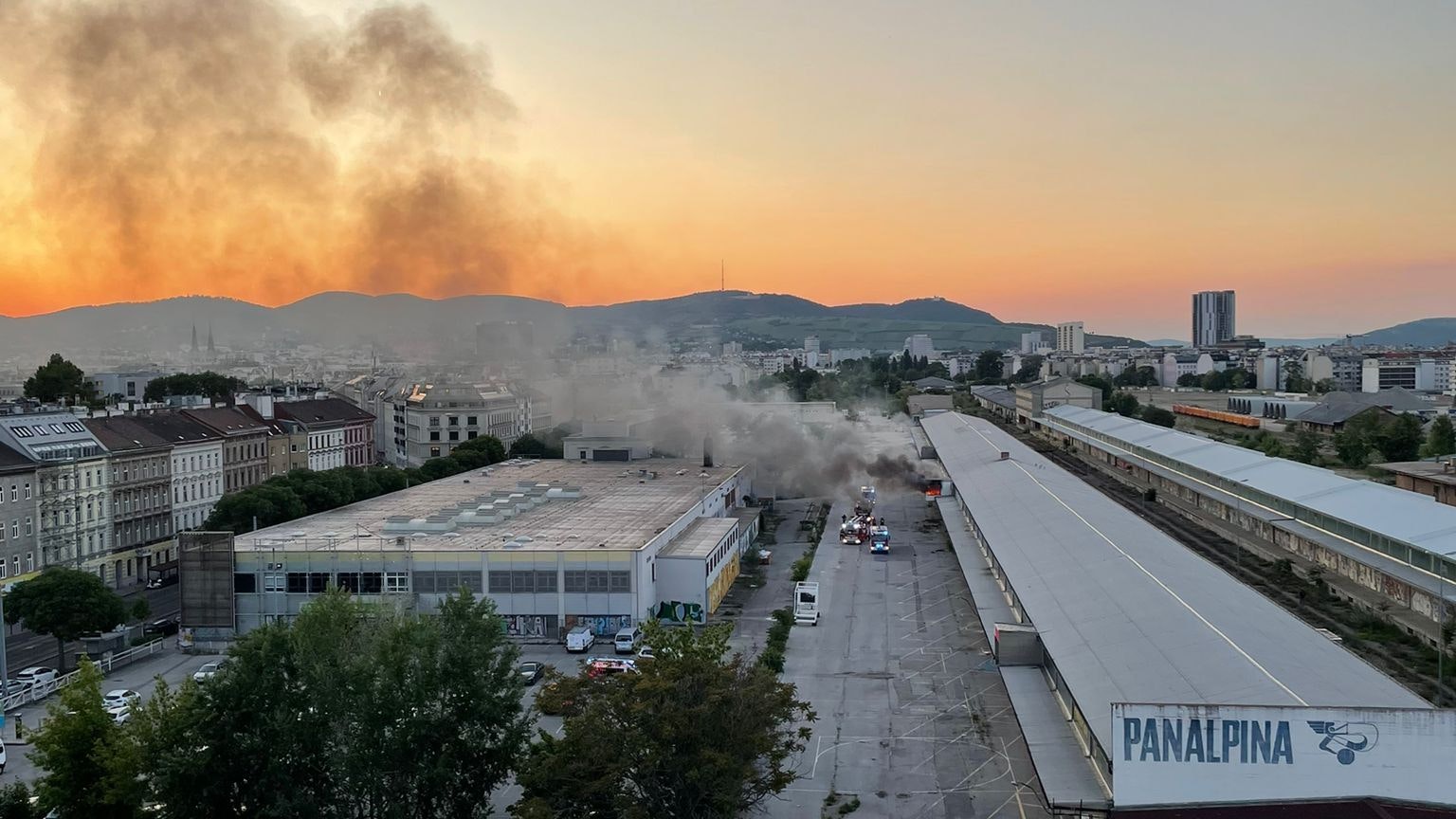 Rauchwolke über Wien! Brand in Lagerhalle artet aus.