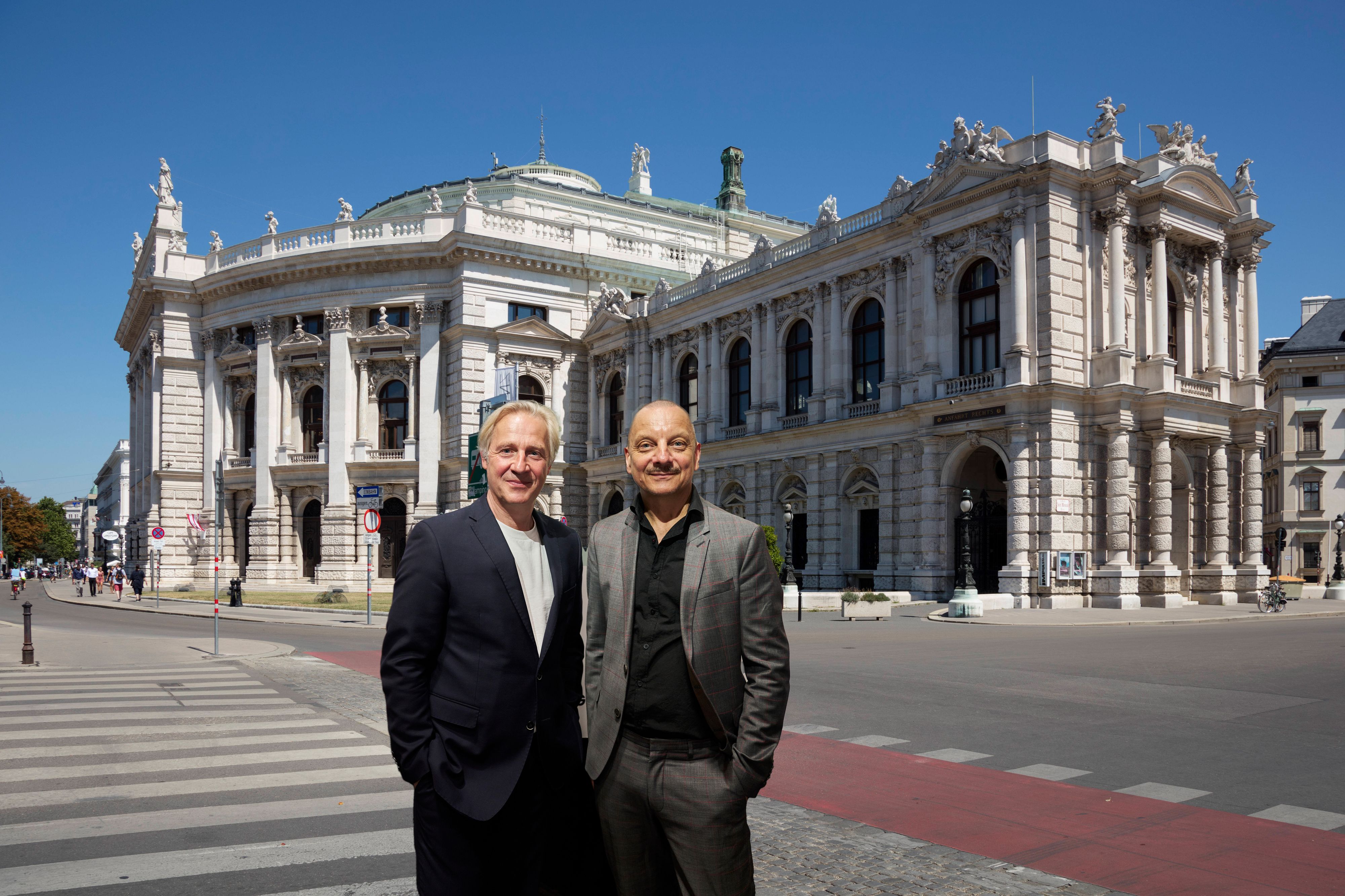 Burg-Direktor Stefan Bachmann und Chefdramaturg Thomas Jonigk (v.l.) freuen sich auf die neue Saison 2025/26.