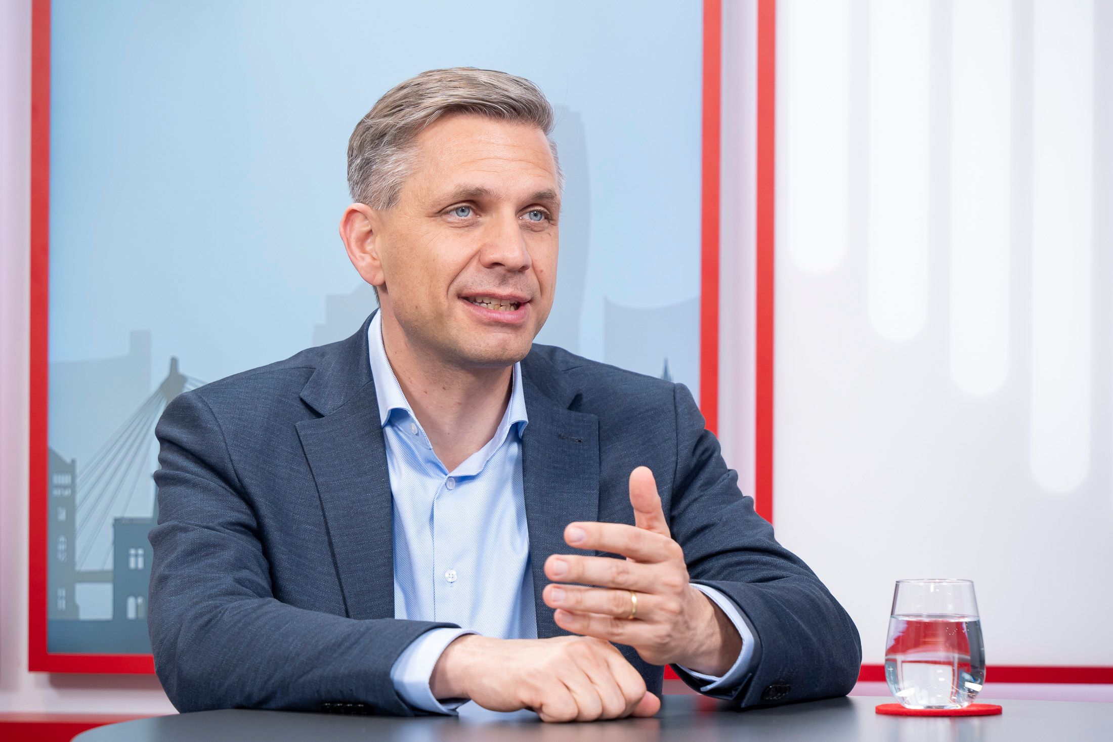 Wirtschaftsminister Wolfgang Hattmannsdorfer will, dass sich jede stunde Mehrarbeit auch spürbar auszahlt.