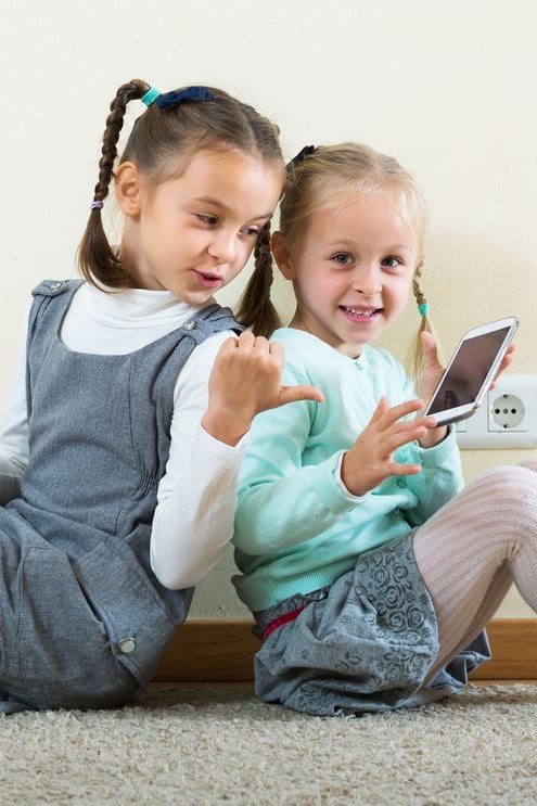 Mädchen verbringen über vier Stunden pro Tag am Smartphone