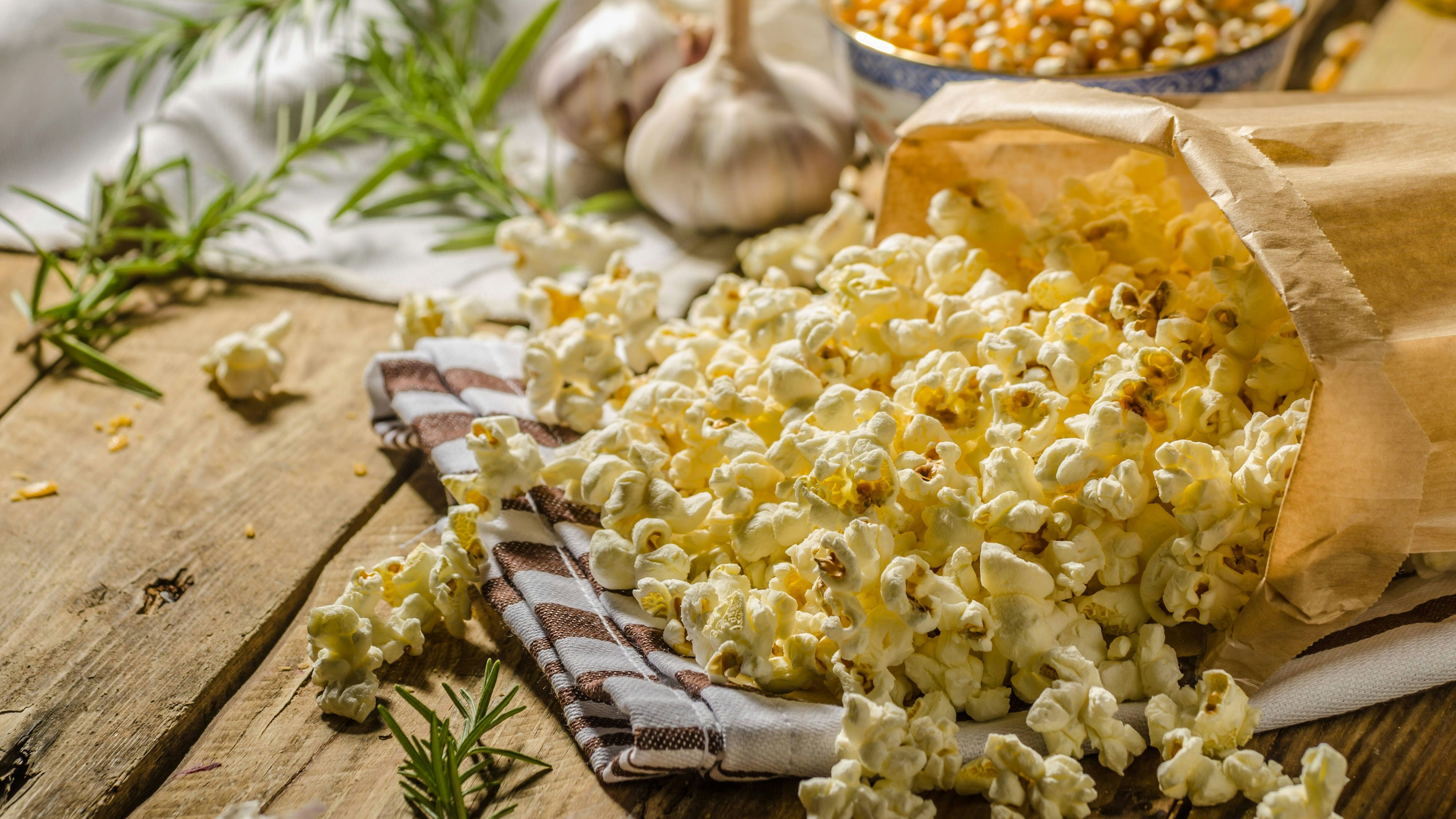 Mikrowellen-Popcorn kann man fertig kaufen, da sind allerdings bereits Öl, Salz und möglicherweise weitere Zusätze in der Tüte drin. Du kannst dir den aber auch selber basteln und so Fettmenge und Würzigkeit kontrollieren.