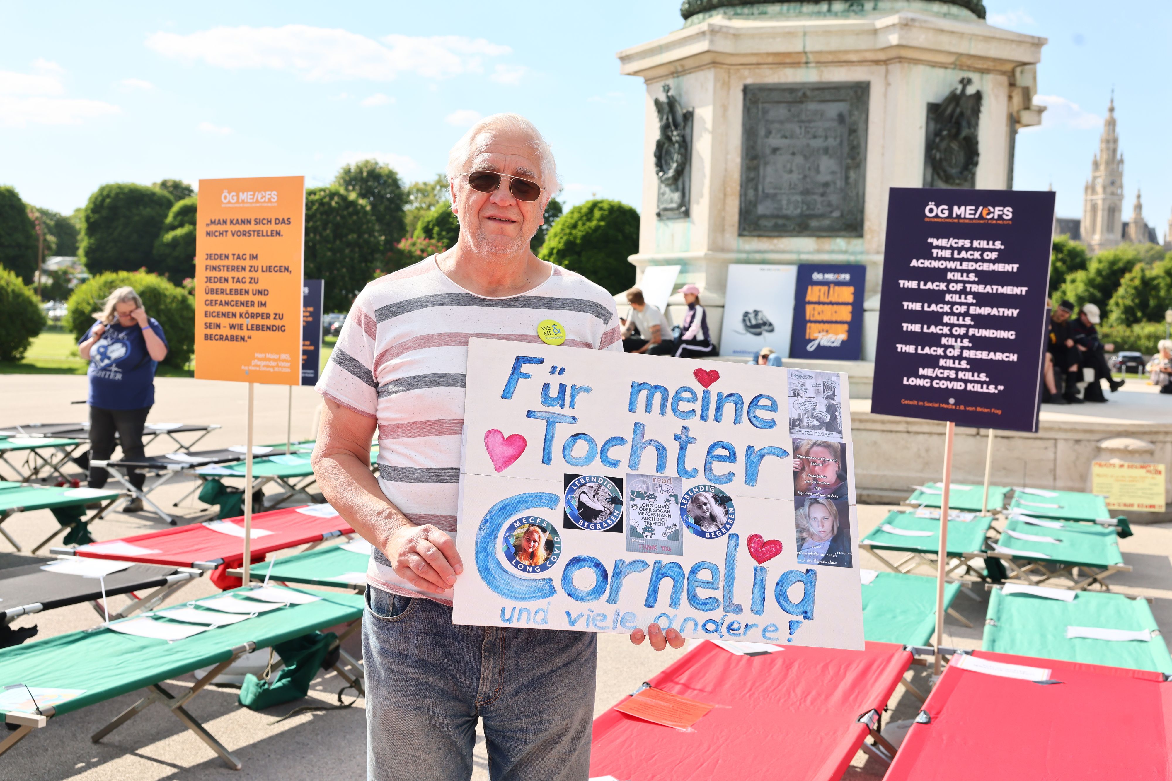 Georg Pachta mit einem Schild für Tochter Cornelia