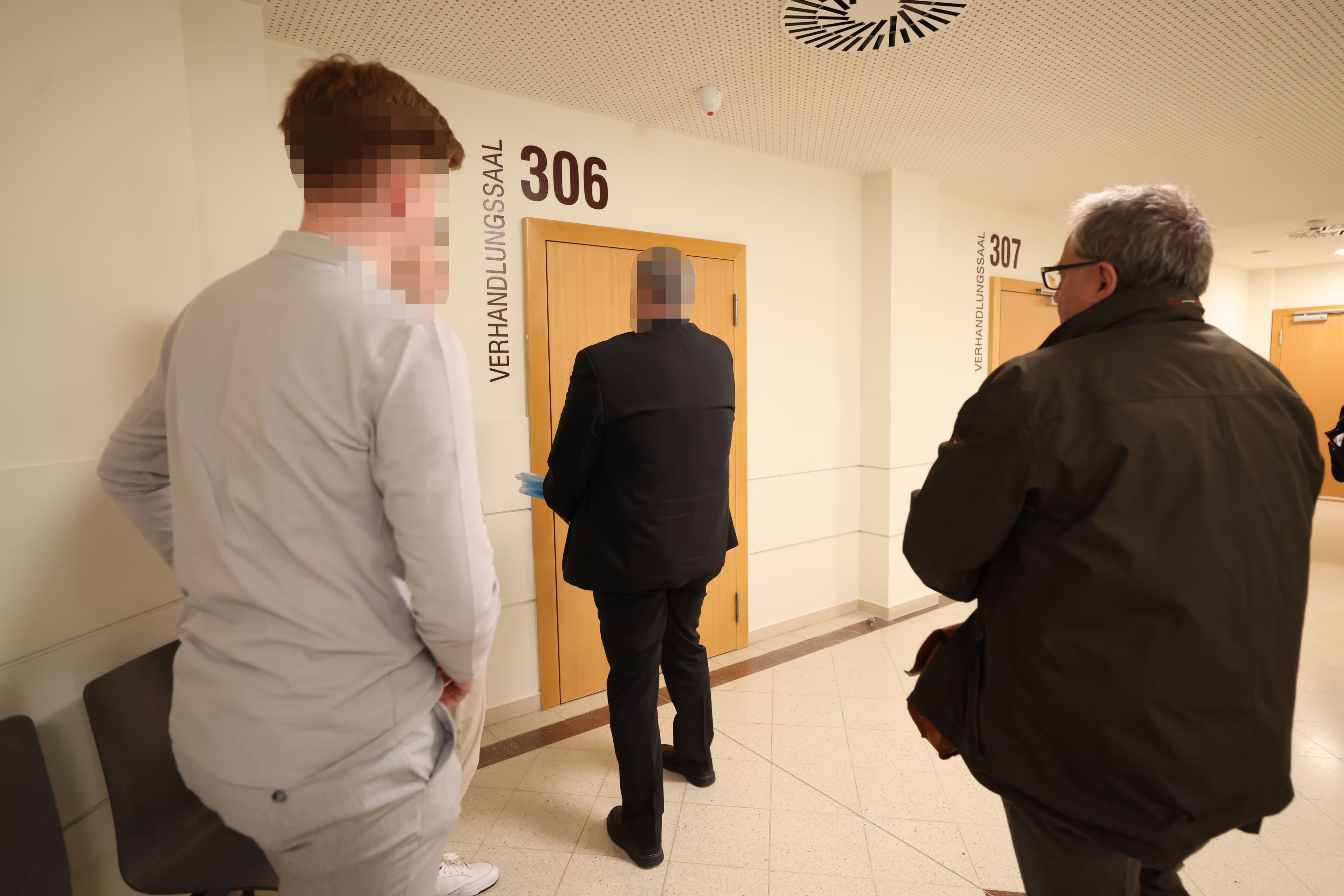 Der Beamte (m.) stand nun vor Gericht in Wien. 