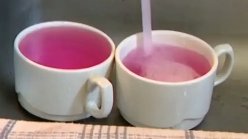 Knallige Überraschung in einer US-Kleinstadt: Statt wie sonst floss hier kein klares Wasser aus den Leitungen, sondern pinkfarbenes.