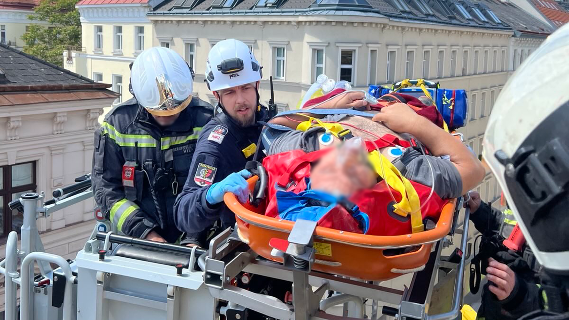 Bei gleich zwei Arbeitsunfällen innerhalb einer Stunde war gestern die Berufsrettung Wien im Einsatz. In beiden Fällen stürzten Bauarbeiten ab.