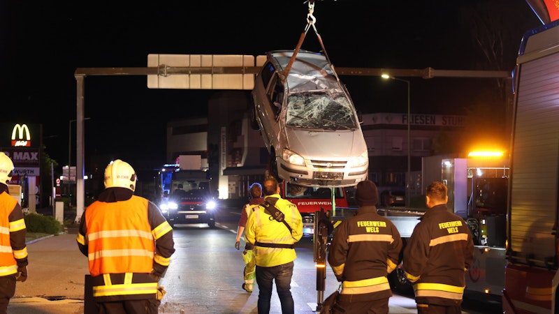 Zwei Schwerverletzte hat am späten Montagabend ein schwerer Verkehrsunfall auf der B1 Wiener Straße in Wels -Lichtenegg gefordert. Ein Auto hat sich dabei überschlagen.