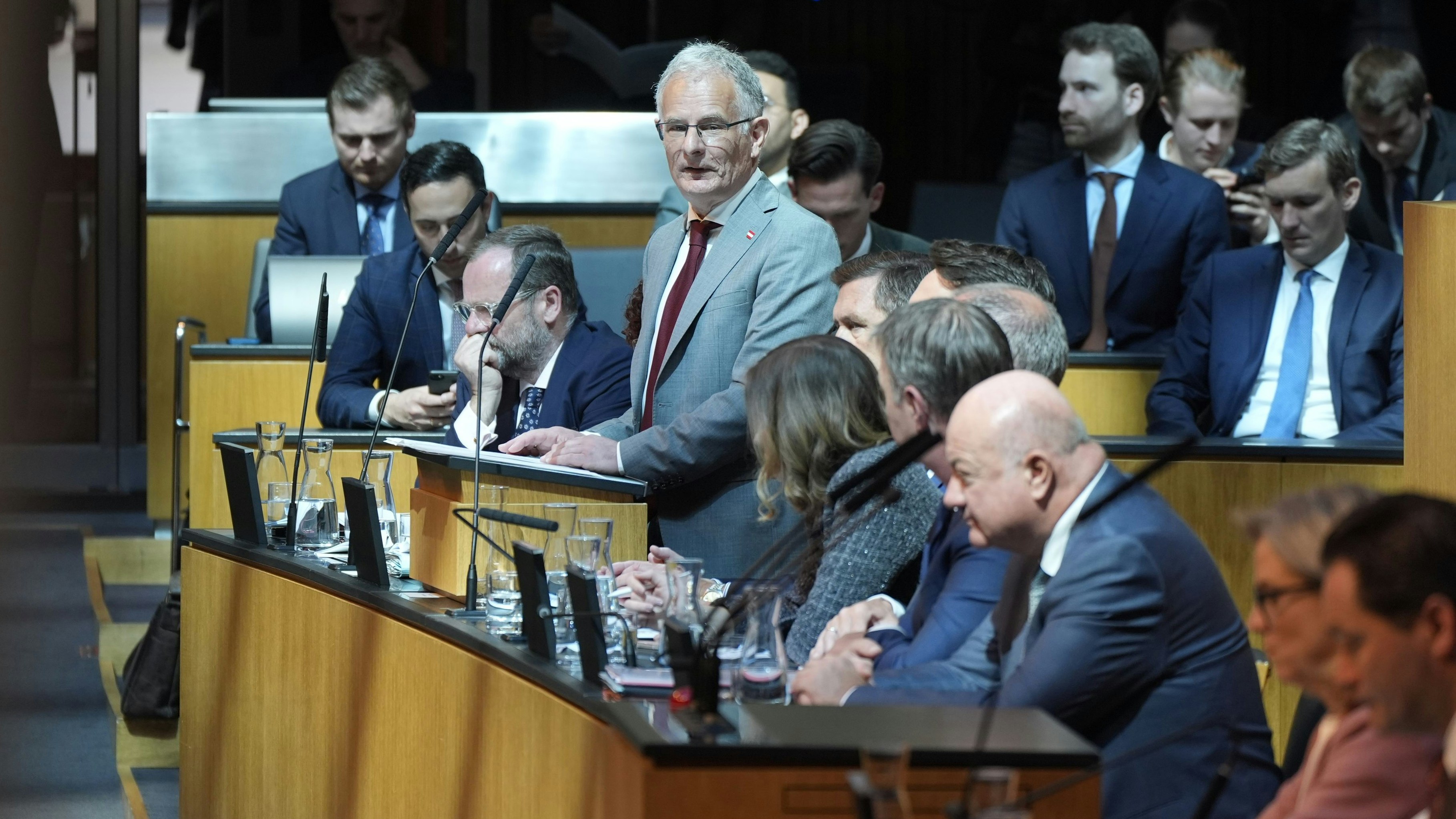 Heute.at - Budget-Loch wurde in 7 Monaten 16 Milliarden größer