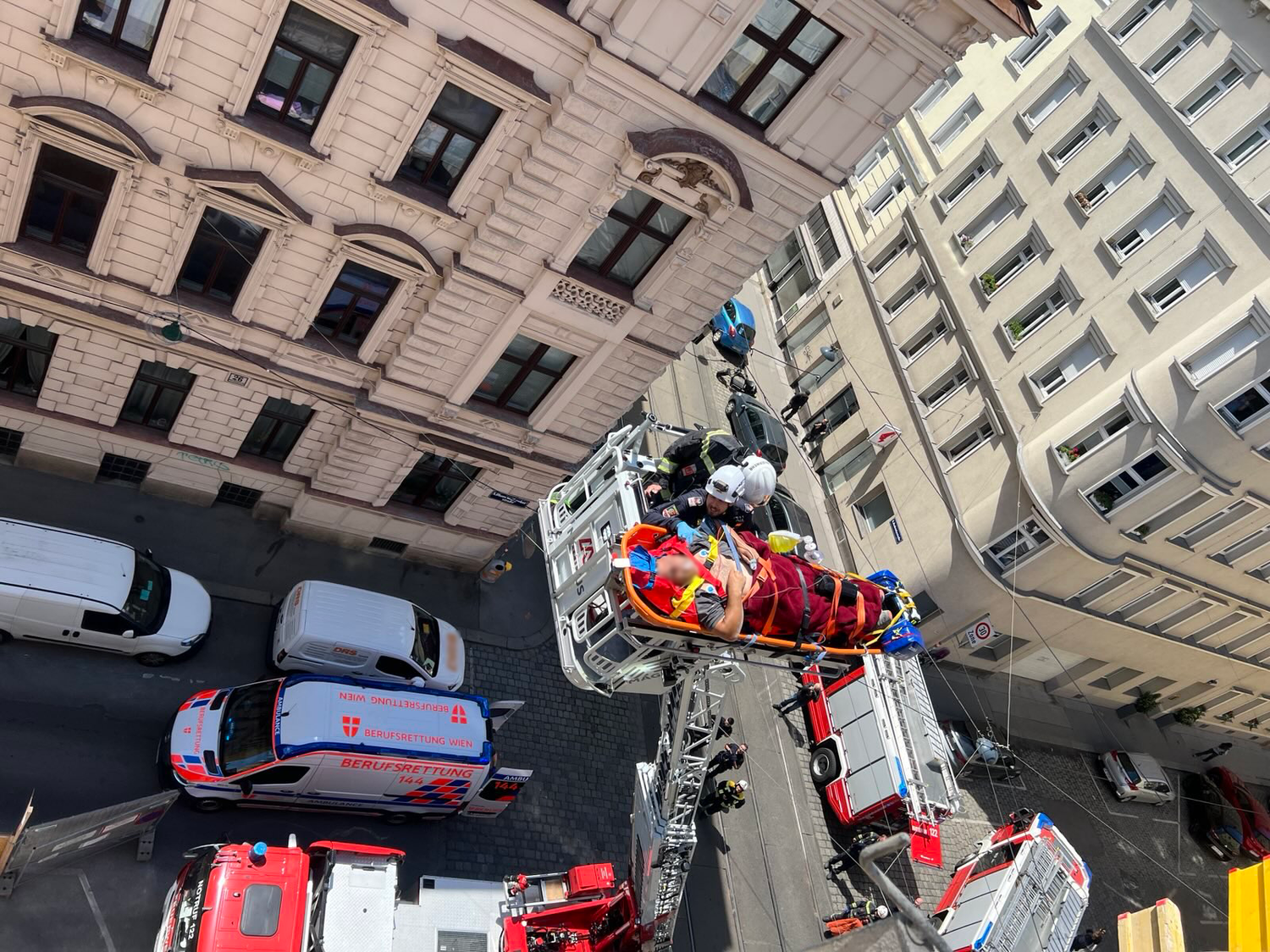 Bei gleich zwei Arbeitsunfällen innerhalb einer Stunde war gestern die Berufsrettung Wien im Einsatz. In beiden Fällen stürzten Bauarbeiter ab.