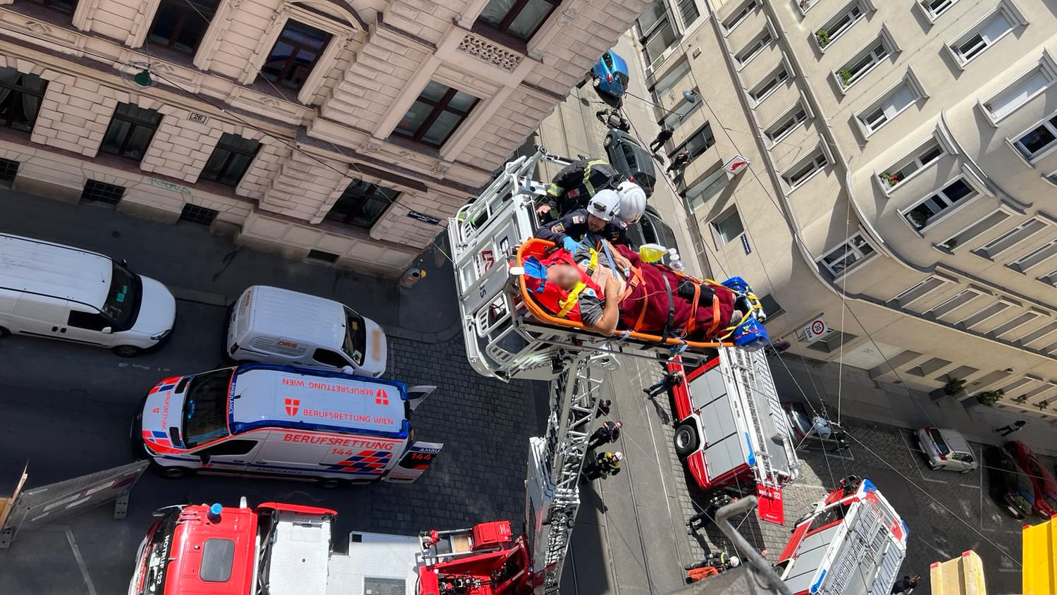 Bei gleich zwei Arbeitsunfällen innerhalb einer Stunde war gestern die Berufsrettung Wien im Einsatz. In beiden Fällen stürzten Bauarbeiten ab.