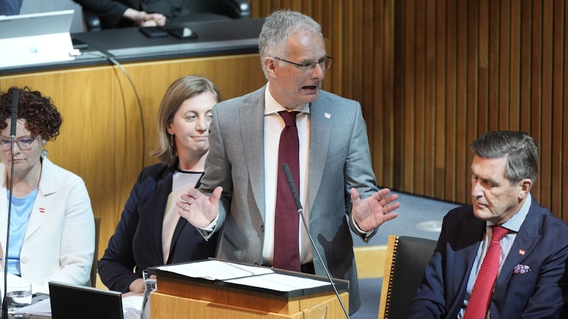 Am 13. Mai 2025 hielt Finanzminister Markus Marterbauer (SP) seine erste Budgetrede, stellte die Sanierungspläne der Regierung für 2025/2026 vor.