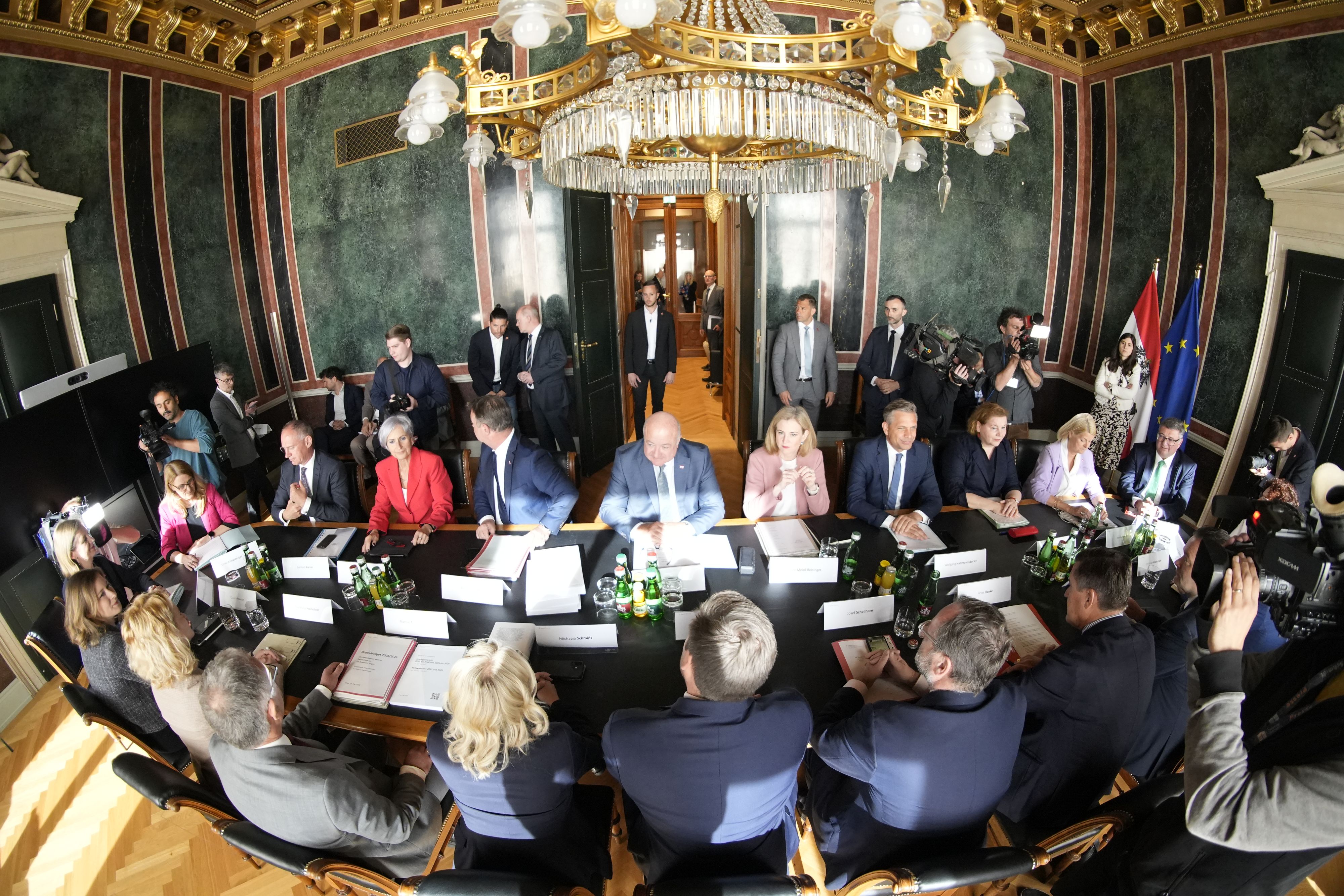 XXL-Regierung vor der Budgetrede im Ministerrat