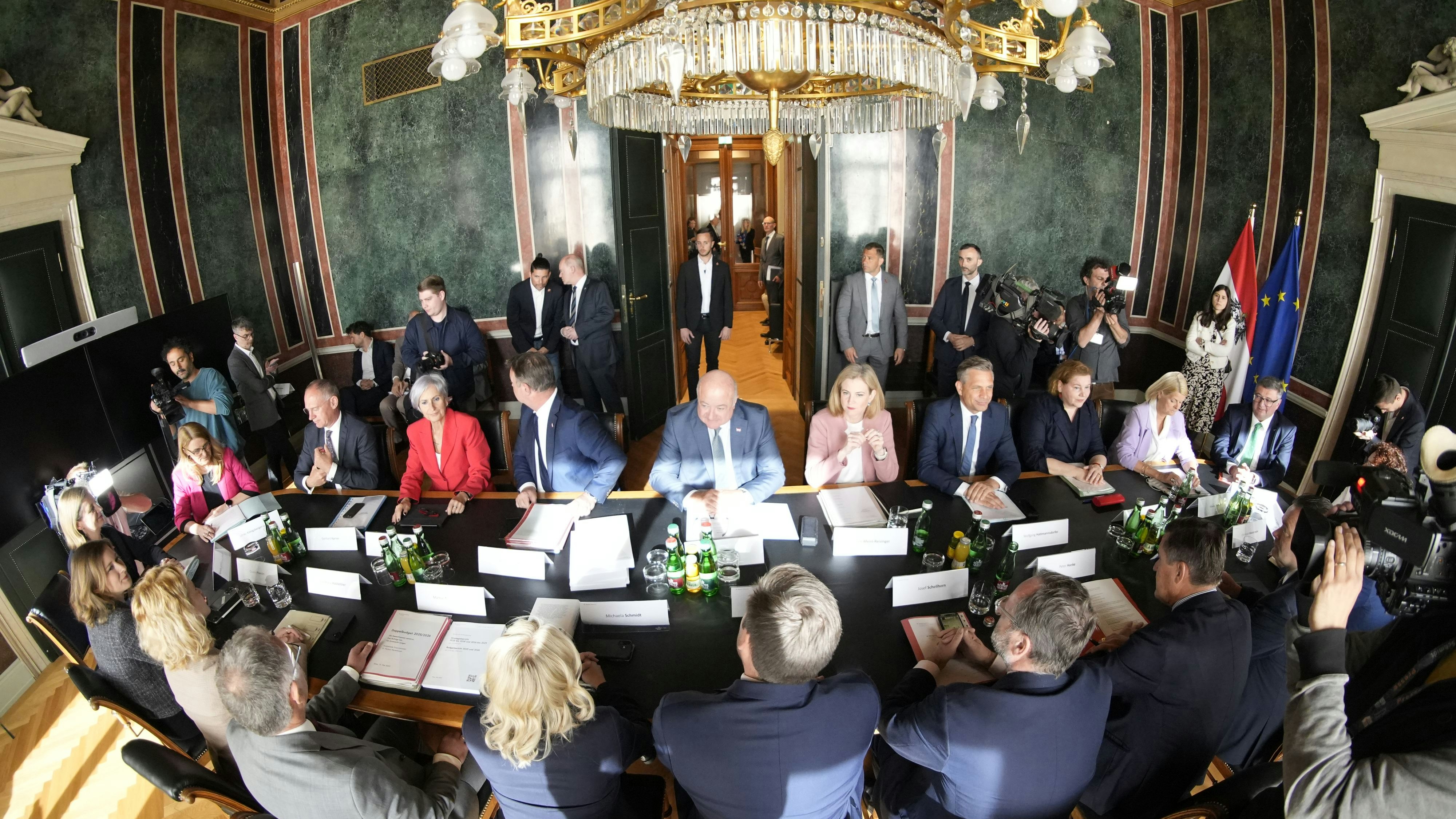XXL-Regierung vor der Budgetrede im Ministerrat