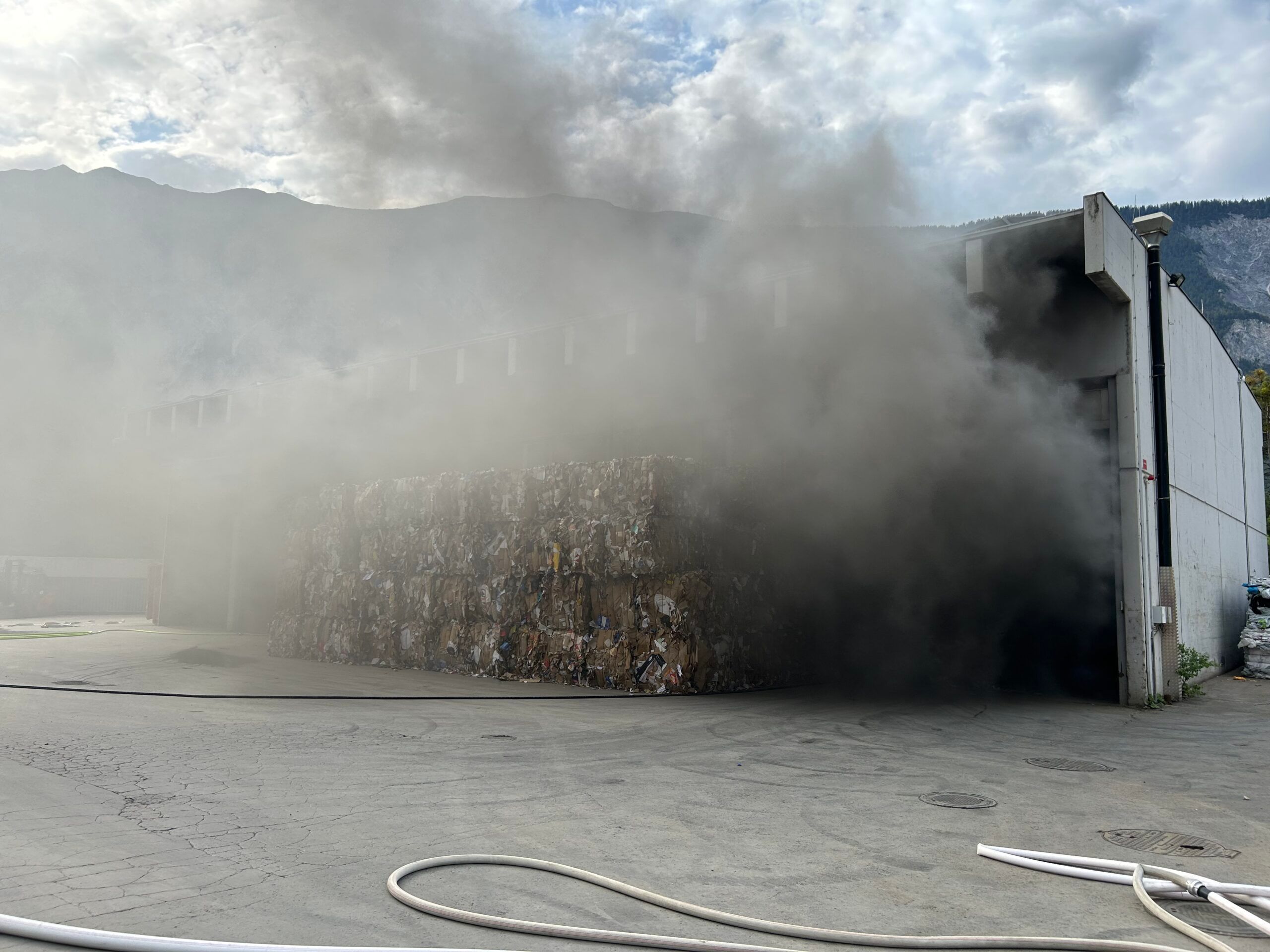 In der Lagerhalle kam es zu einem Brand.
