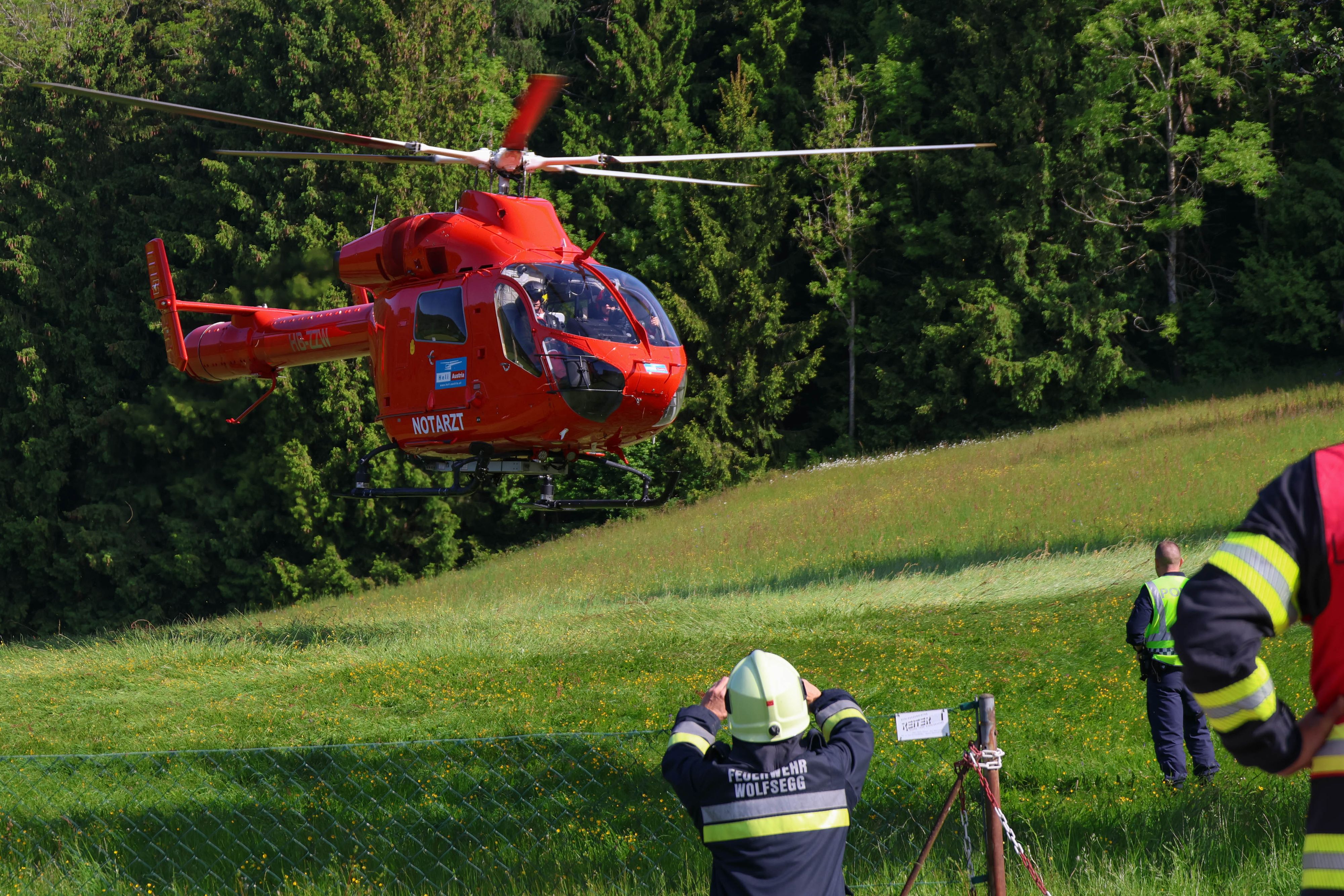 Der Hubschrauber flog den Verletzten ins Krankenhaus.