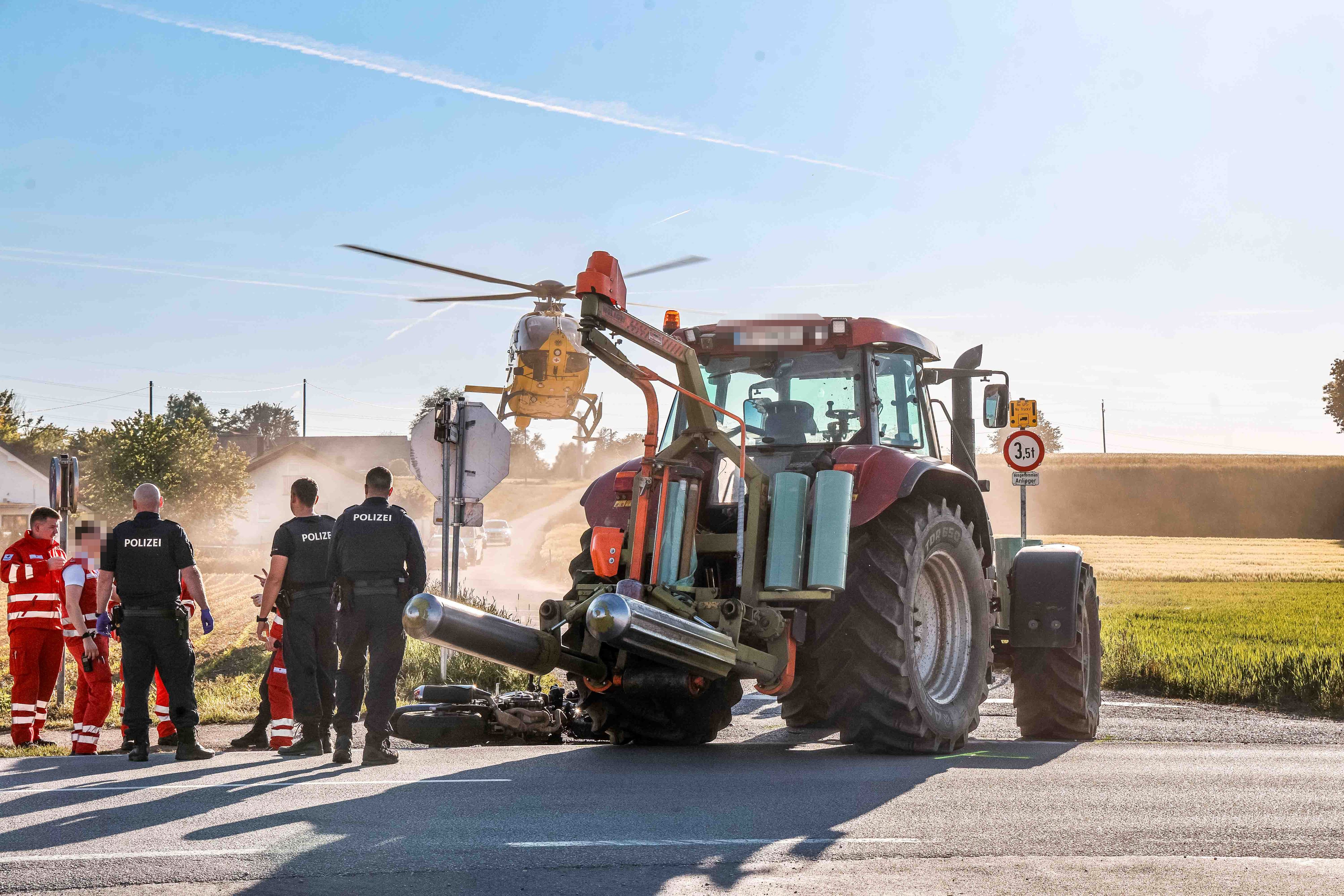 Im Gemeindegebiet von Burgkirchen wollte der Traktorfahrer bei der Kreuzung mit der Biburger Gemeindestraße links in Richtung Ortschaft Penning abbiegen. Da kam es zum Unfall.