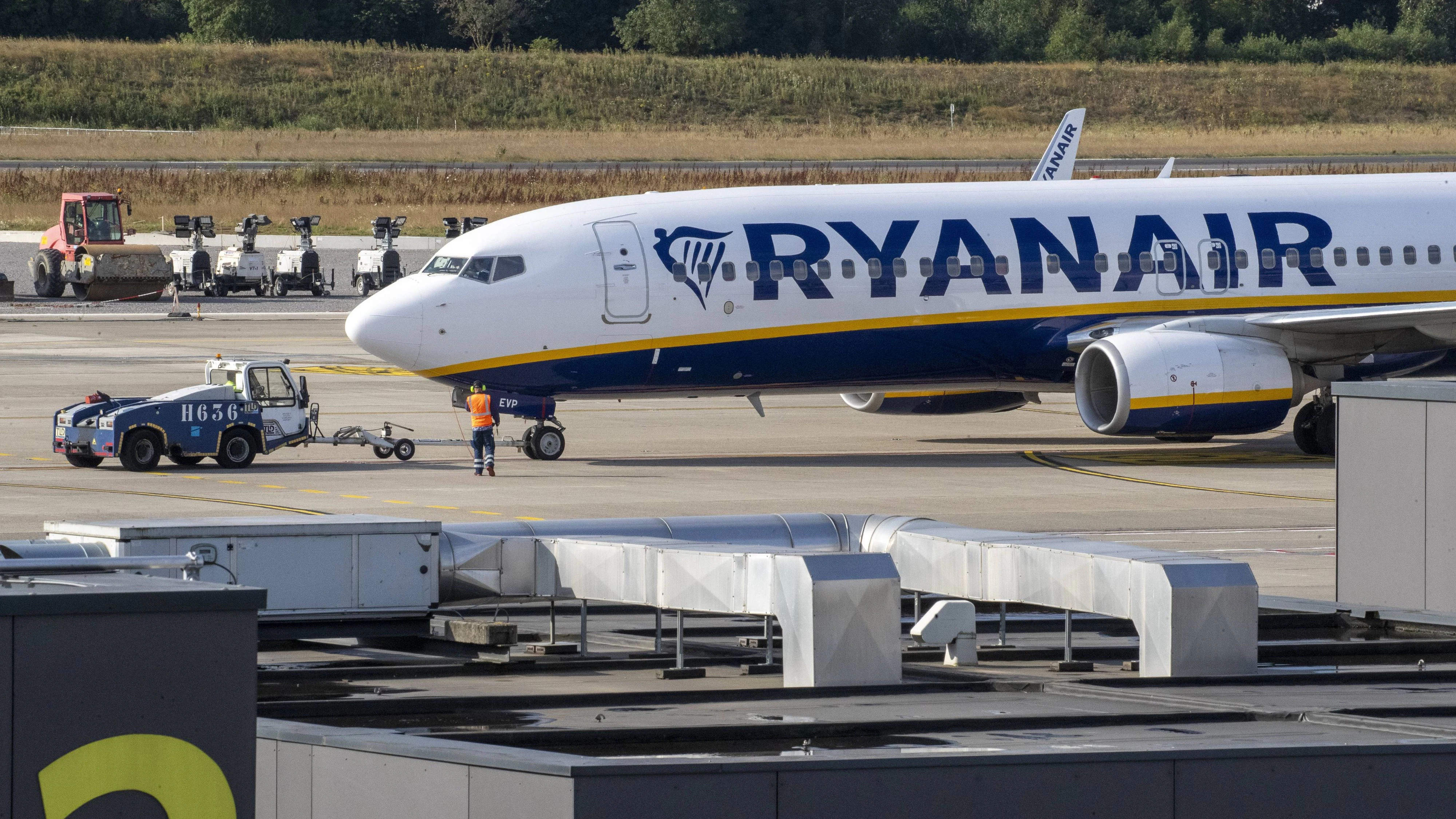 Ein Ryanair-Flieger am Flughafen Charleroi ist von einer Bombendrohung betroffen.