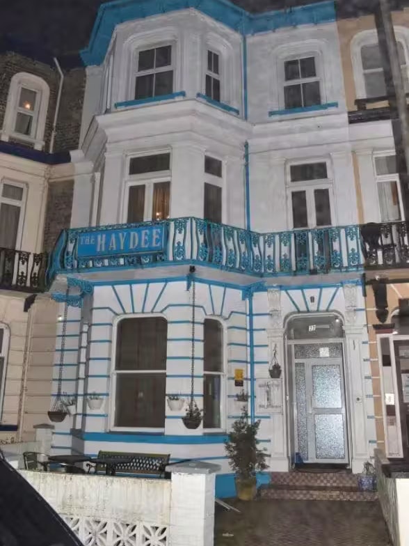 Laut Polizei handelte es sich um eine ausgeklügelte Spionage-Operation, die von einem ehemaligen Gästehaus in Ostengland aus geleitet und mit dem untergetauchten Ex-Wirecard-Vorstand Jan Marsalek in Verbindung gebracht wurde.