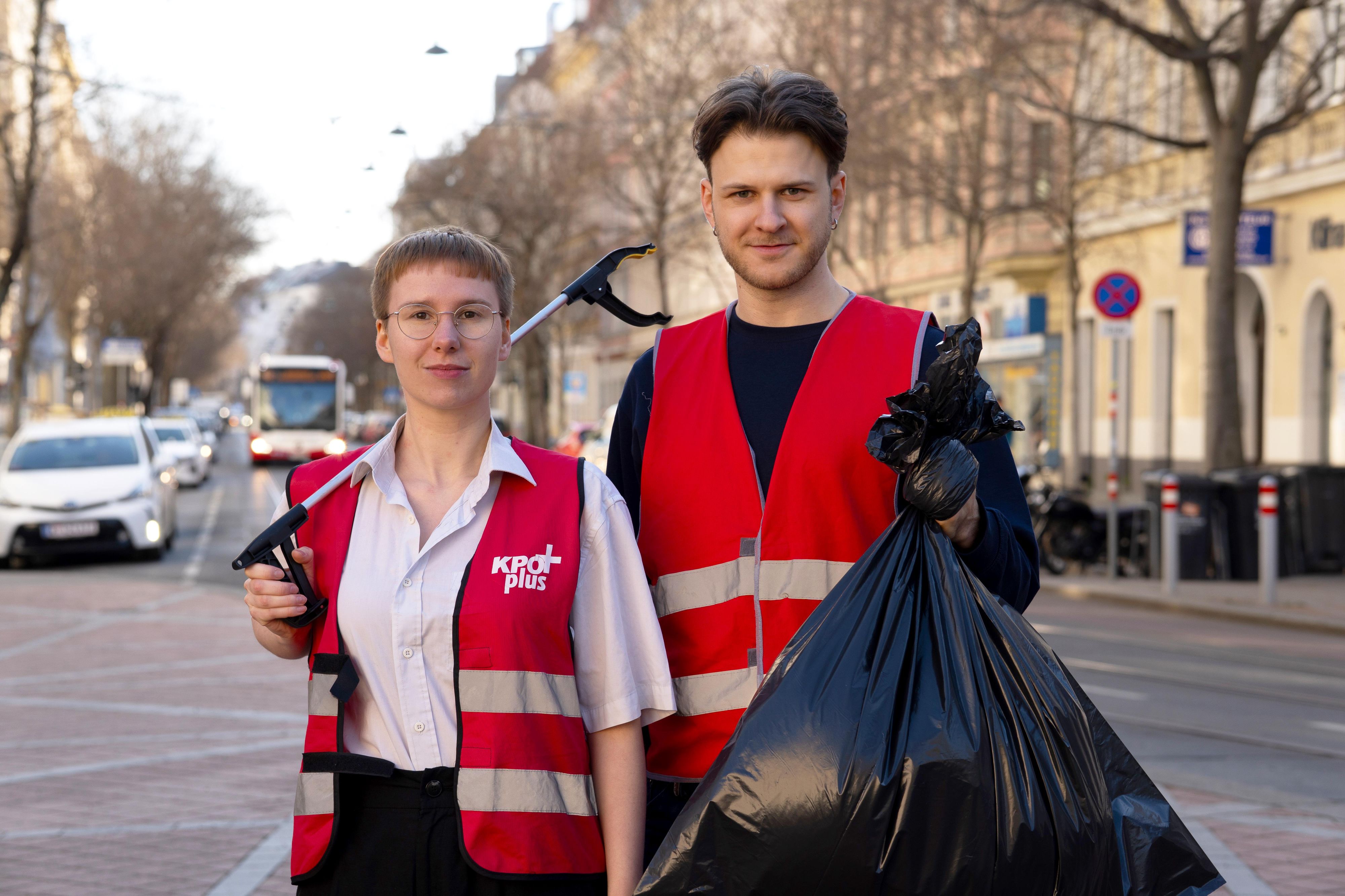 Nathalie Burkowski und Matthias Kaltenböck von der KPÖ Brigittenau fordern die Wiedereröffnung des Mistplatzes Zwischenbrücken, statt der Verbauung der dringend benötigten Infrastruktur.