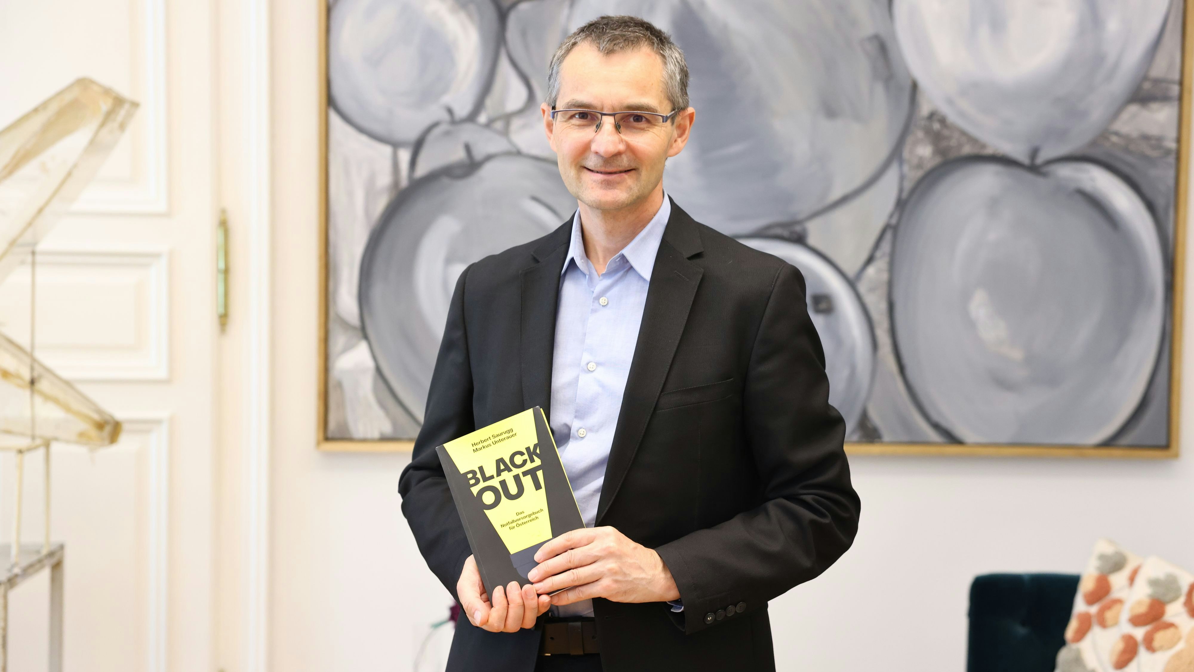 Herbert Saurugg mit seinem Ratgeber "Blackout"