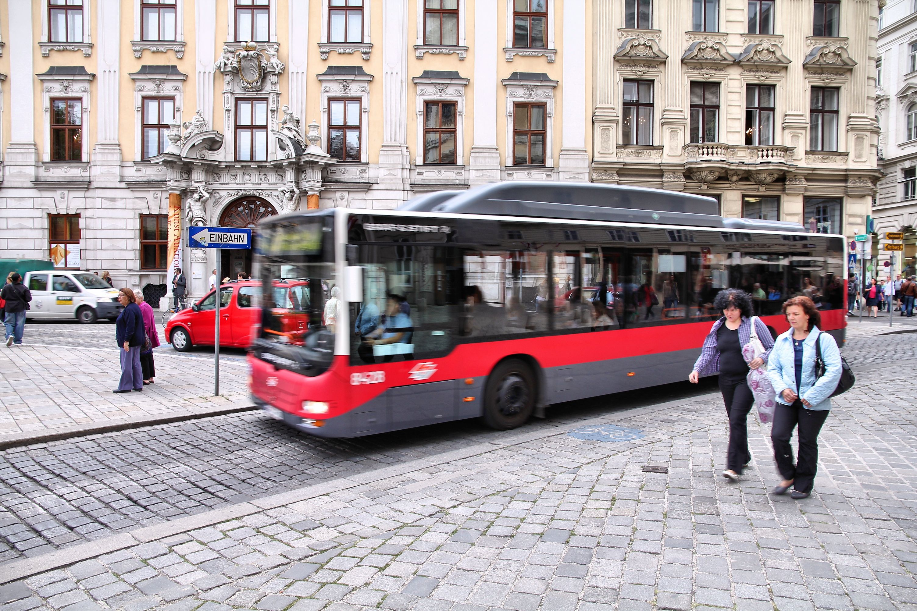 Das Opfer wurde beim Einsteigen in einen Bus überfallen.