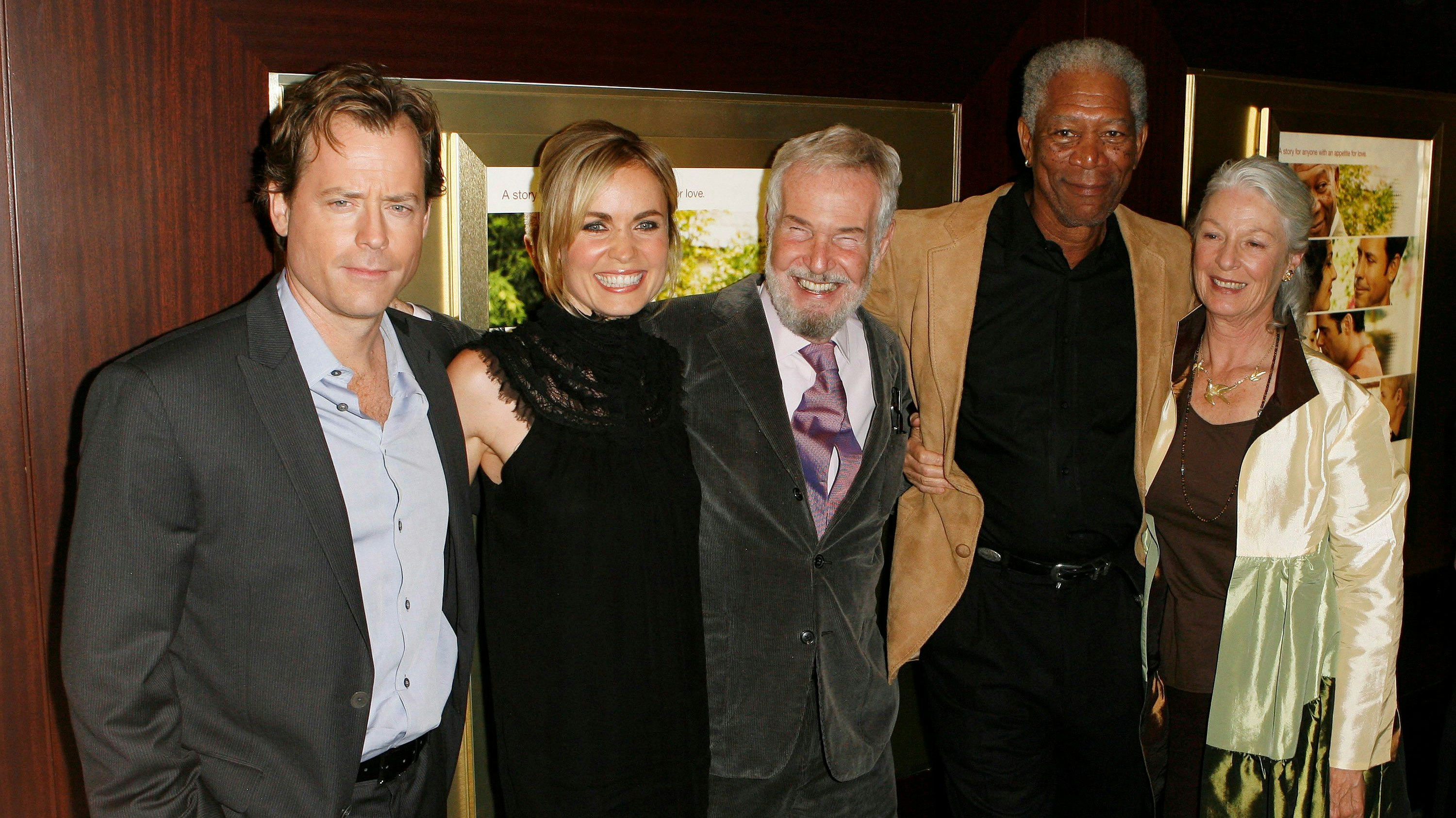 (v. l. n. r.): Greg Kinnear, Radha Mitchell, Morgan Freeman und Jane Alexander posieren mit Regisseur Robert Benton (m) bei der Filmpremiere von "Feast of Love" im Jahr 2007. 