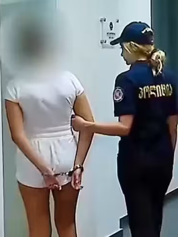 Ein Video, das georgische Sender veröffentlichten, zeigt, wie die 18-Jährige in Handschellen ins zentrale Kriminalpolizeiamt in Tiflis gebracht wird.