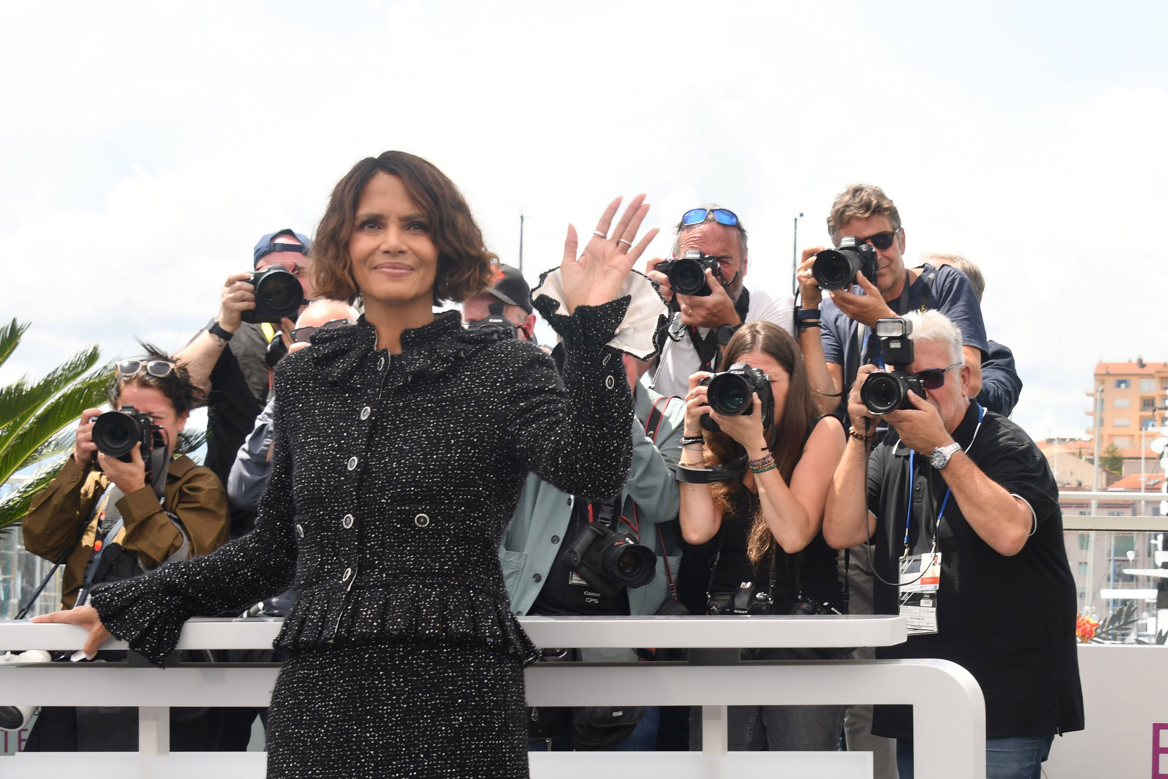 Halle Berry musste ihr Outfit kurzfristig ändern.