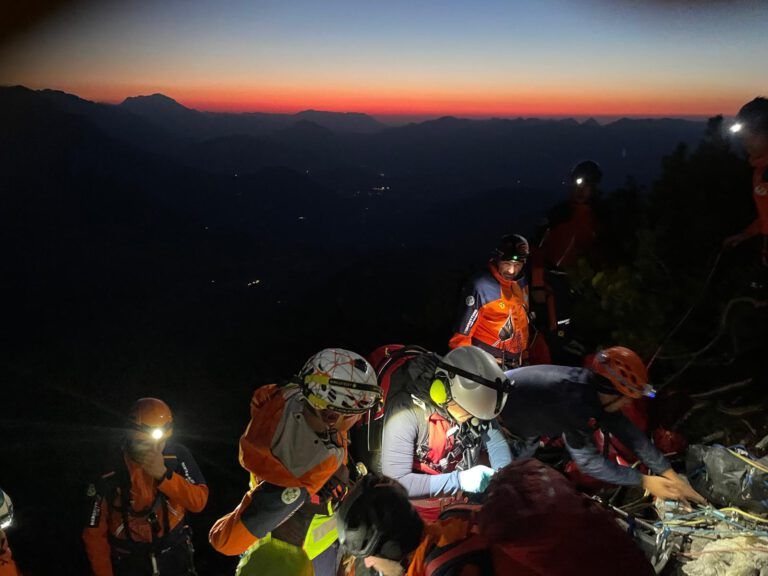 Die Dunkelheit erschwerte den Einsatz.