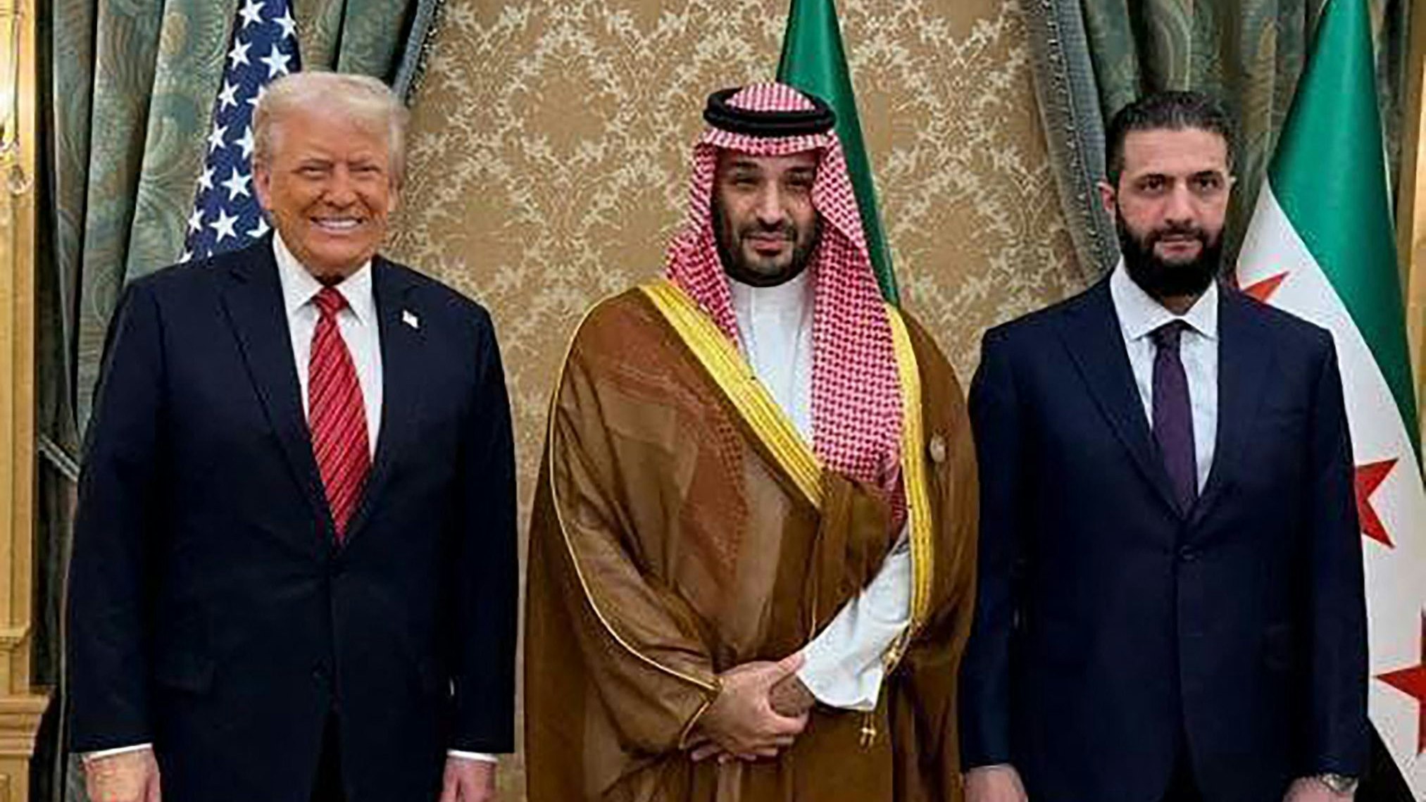Download von www.picturedesk.com am 14.05.2025 (17:23).  *** SERVICEBILD *** A handout picture provided by the Syrian Arab News Agency (SANA) shows US President Donald Trump (L), Syria's interim president Ahmed al-Sharaa (R), Saudi Crown Prince Mohammed bin Salman (C) posing for a picture in Riyadh on May 14, 2025. Trump became the first US president in 25 years to meet a Syrian leader on May 14, after he offered sanctions relief in hopes of offering a new path to the war-battered country. (Photo by SANA / AFP) / RESTRICTED TO EDITORIAL USE - MANDATORY CREDIT "AFP PHOTO / HO /SANA" - NO MARKETING - NO ADVERTISING CAMPAIGNS - DISTRIBUTED AS A SERVICE TO CLIENTS - 20250514_PD1705 - Rechteinfo: Servicebild (SB) Bei diesem Bild ist PictureDesk ausschließlich technischer Dienstleister und stellt eine technische Bearbeitungsgebühr in Rechnung. PictureDesk ist weder Urheber noch Rechteinhaber. Die Nutzung liegt in alleiniger Verantwortung des Kunden. Nur für redaktionelle Nutzung! Werbliche Nutzung erfordert Freigabe: bitte schicken Sie uns eine Anfrage.