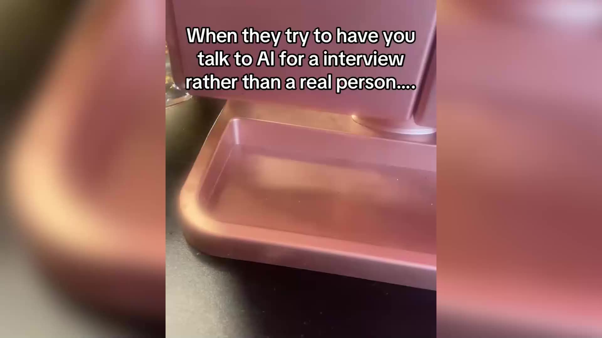 Bewerbungsgespräch mit einer KI: Eine TikTokerin hat das bizarre Interview gefilmt.