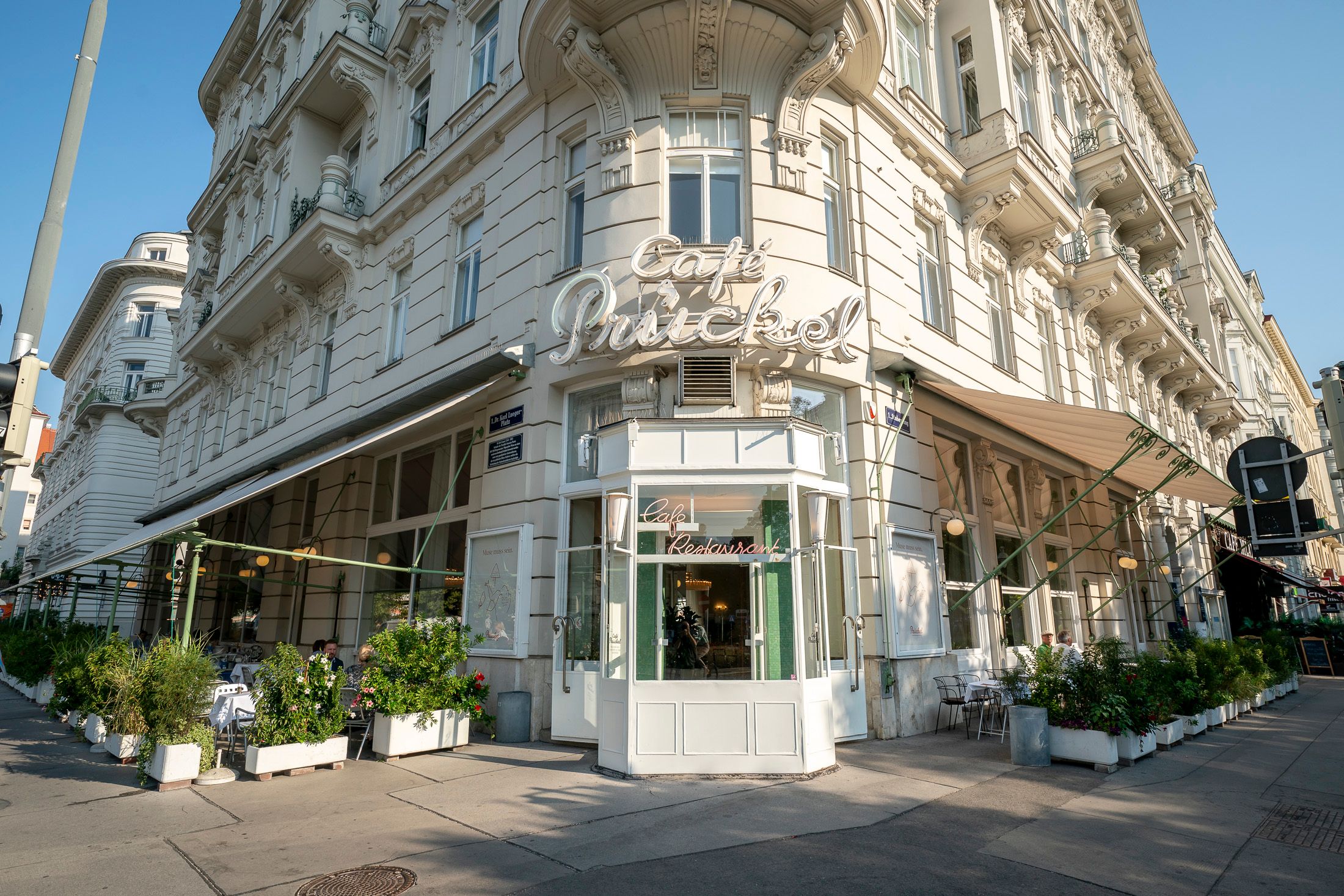 Das Café Prückel sucht einen neuen Betreiber für das Stella Theater im Keller des Lokals.