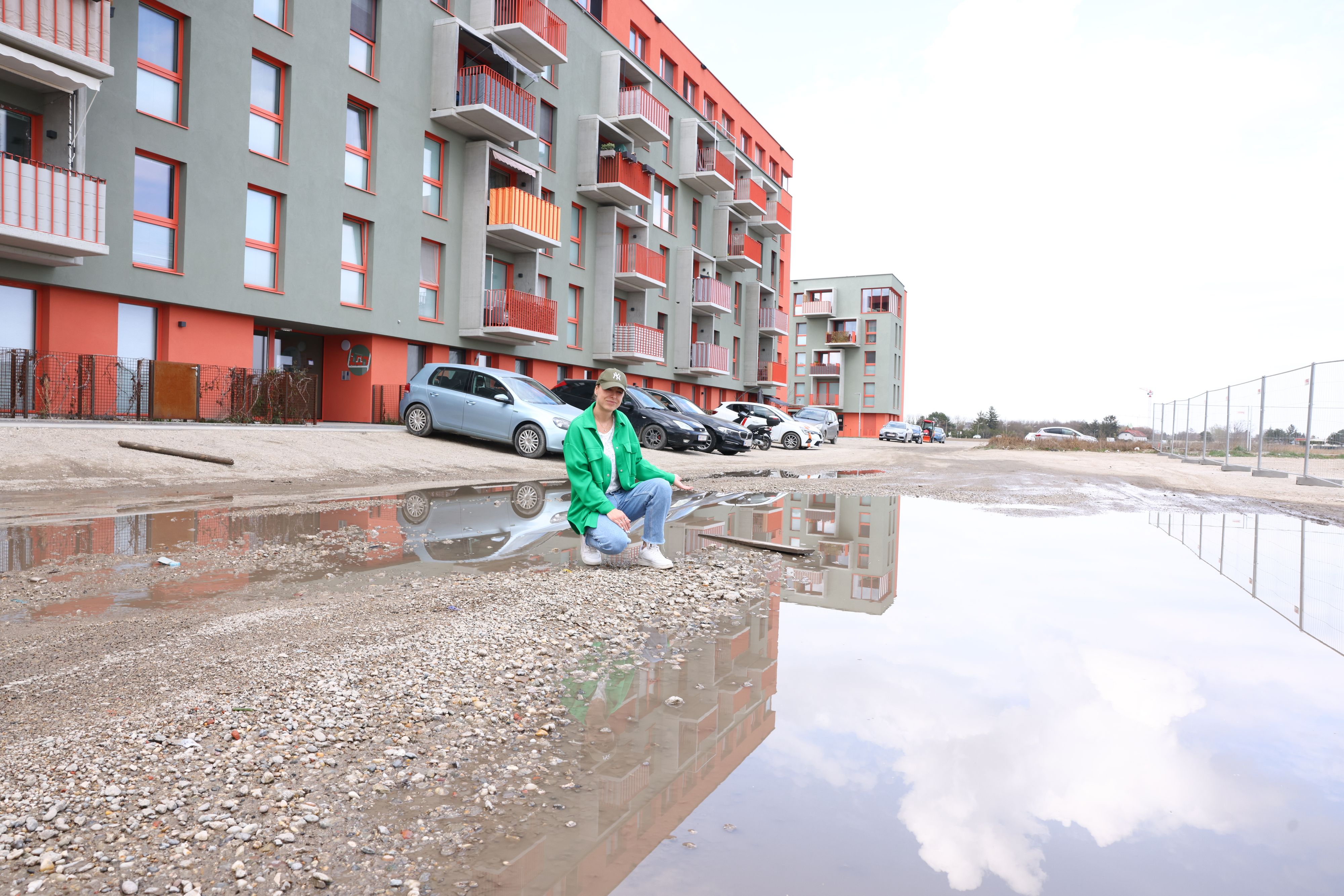 Riesige Lacken statt Straße: Vor der Podhagskygasse stehen Autos und Anrainer regelmäßig im Wasser – Asphalt gibt’s hier keinen.