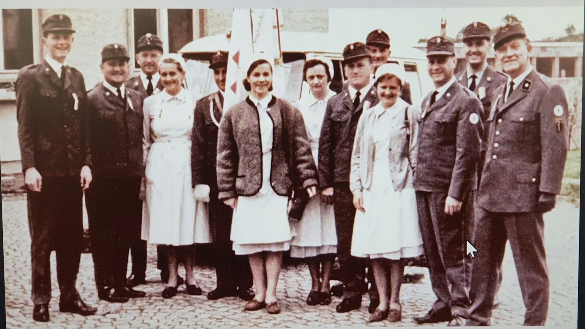 Norbert Holzinger (ganz links im Bild) in jüngeren Jahren als Sanitäter