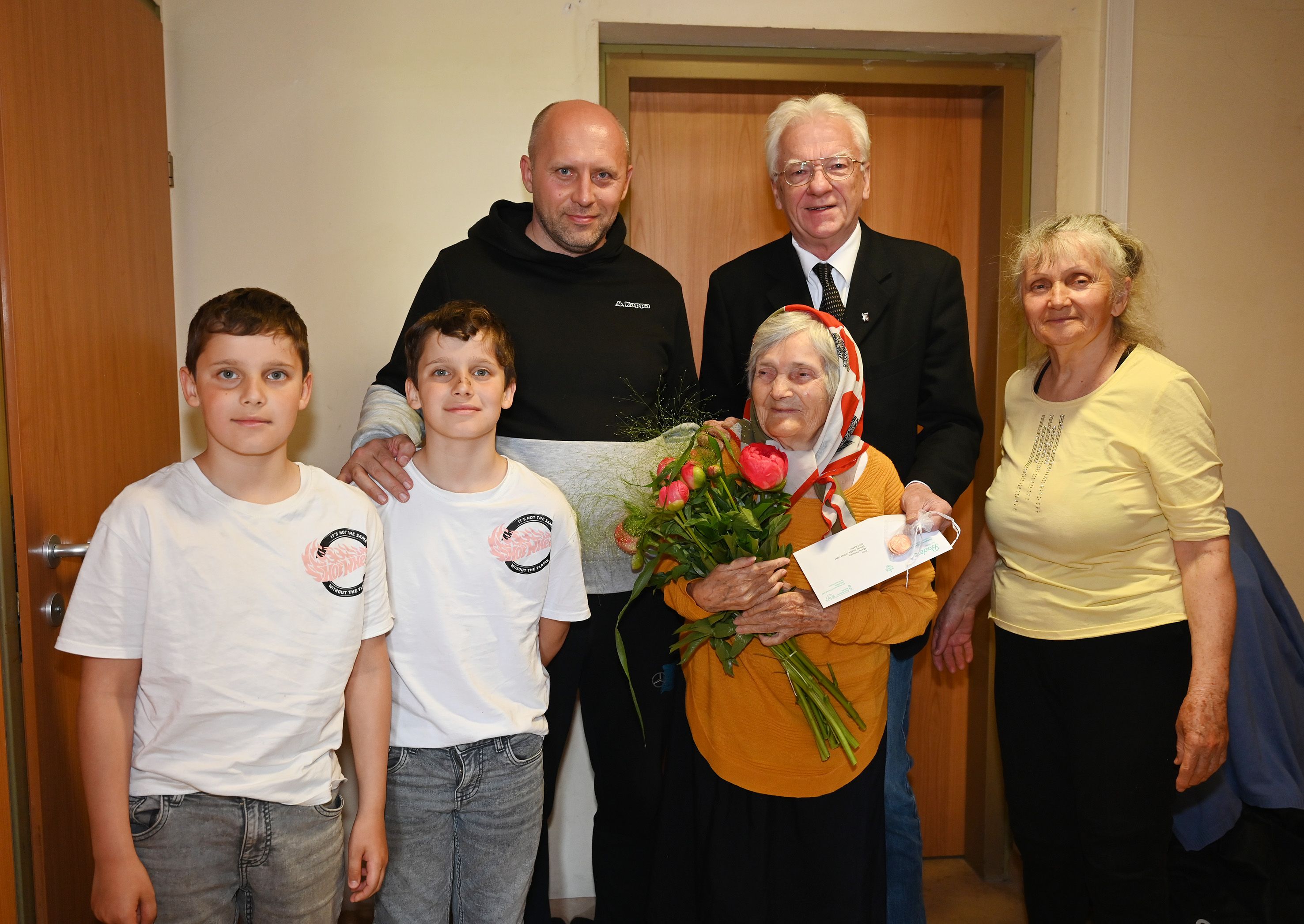 Vizebürgermeister Jowi Trenner mit Jubilarin Mariia Petrenko, Tochter Nila, Enkel Alexander und den Urenkerln Maksim und Stepan