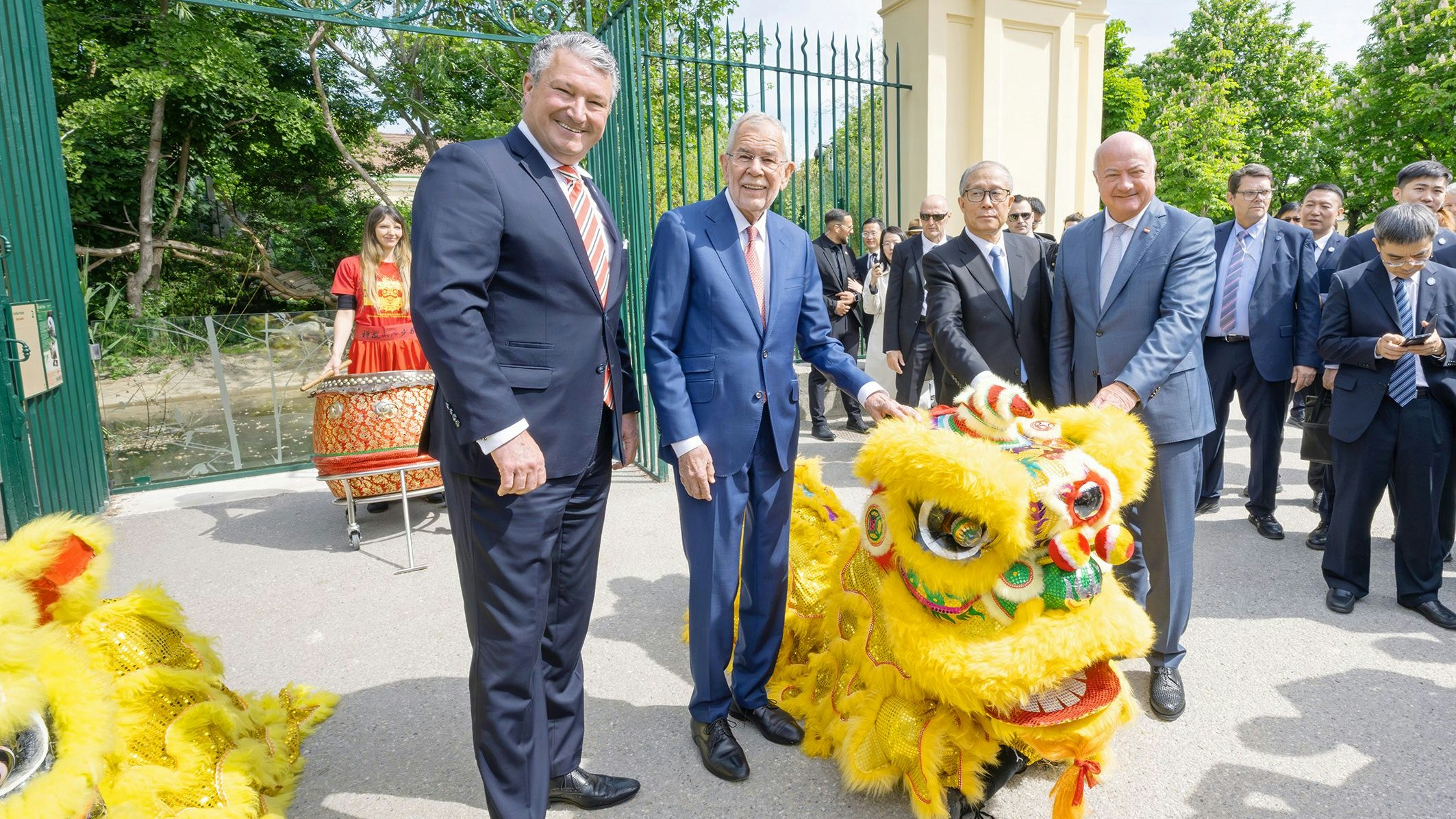 Ein typisch chinesischer "Löwentanz" soll Glück bringen. 