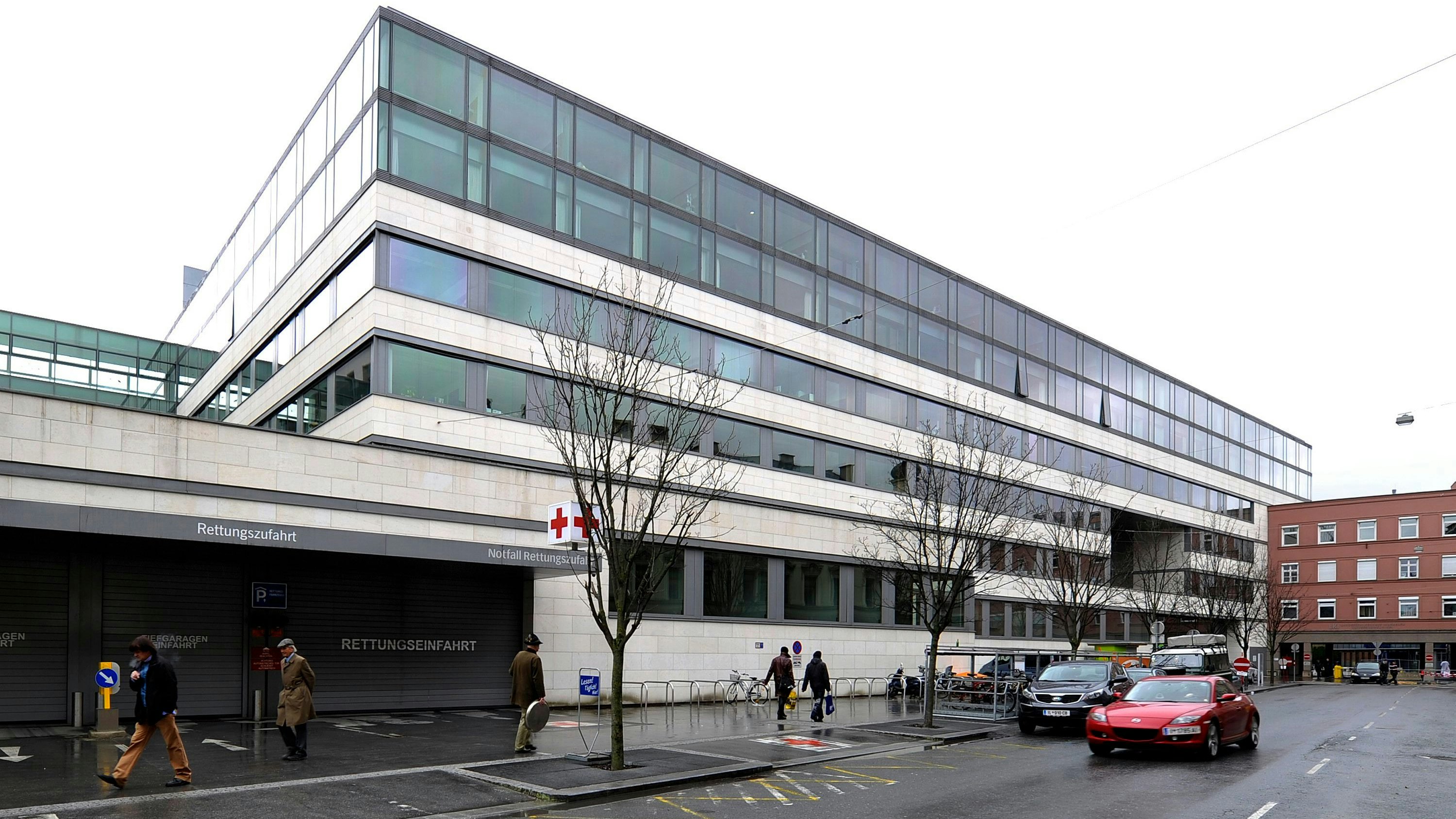 Heute.at - 36-Jähriger schlägt mit Kopf auf Schotterboden auf