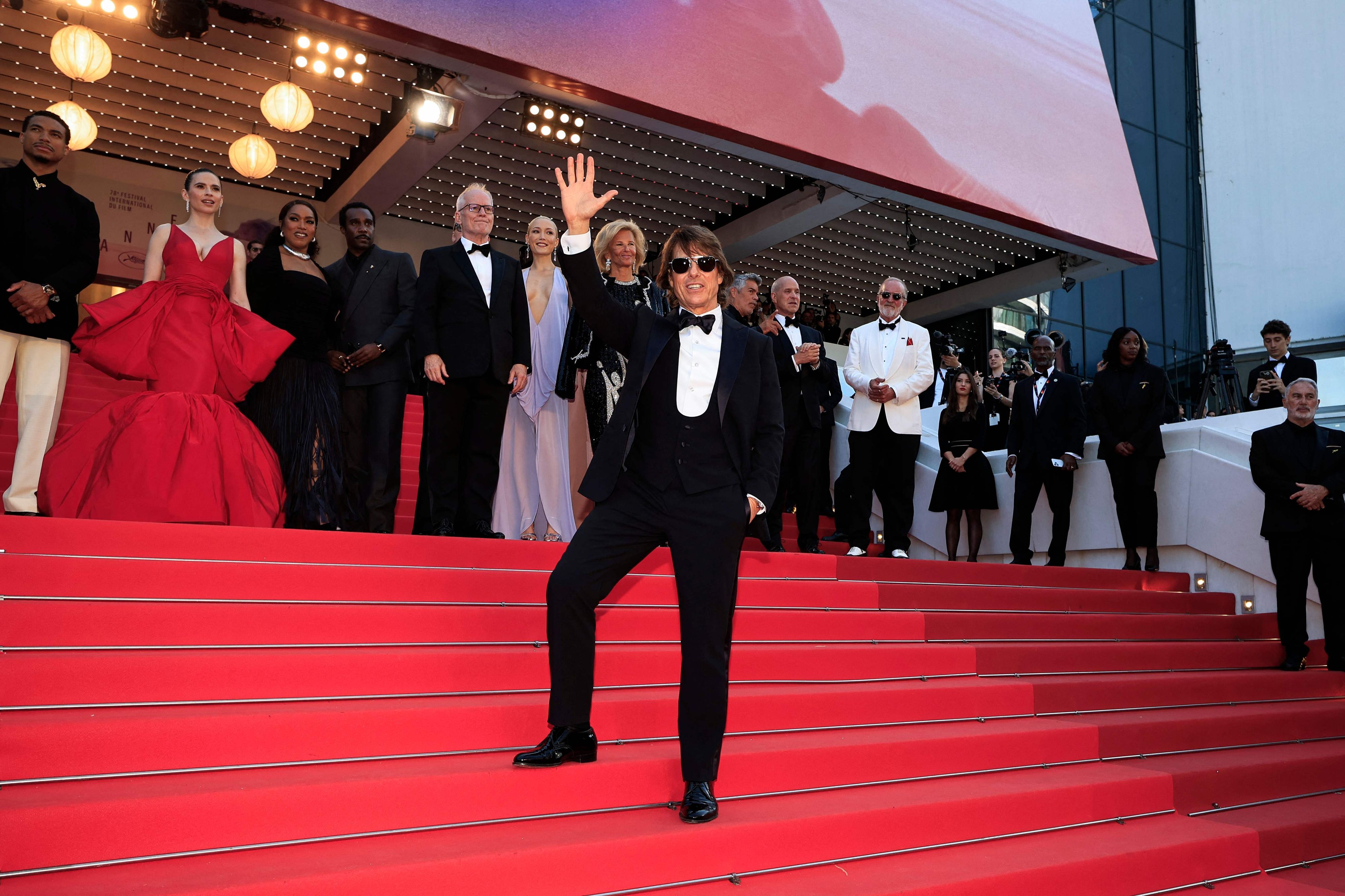 Tom Cruise lacht für die Kameras.