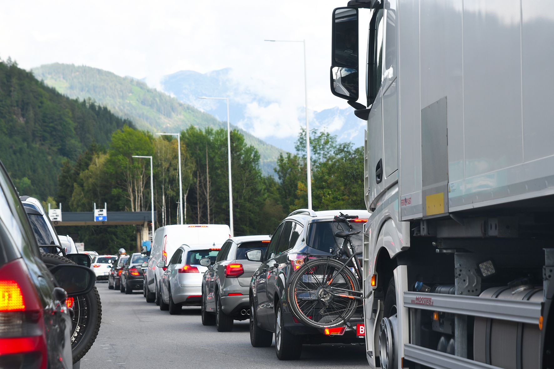 Die A9 musste nach dem Unfall komplett gesperrt werden. (Symbolbild)