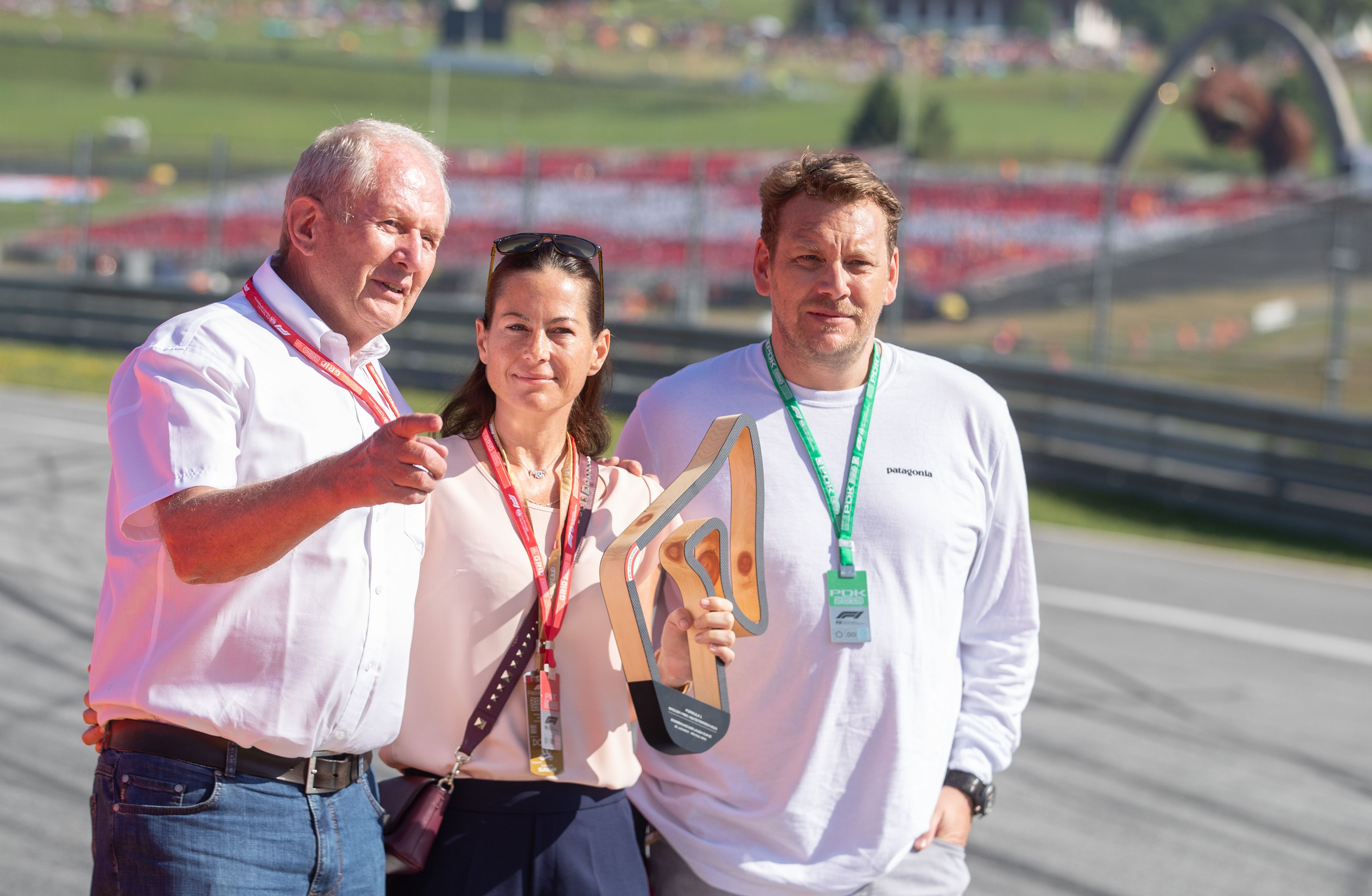 Lukas Lauda (rechts im Bild) beginnt bei KTM. Neben ihm Birgit Lauda und Red-Bull-Racing-Berater Helmut Marko