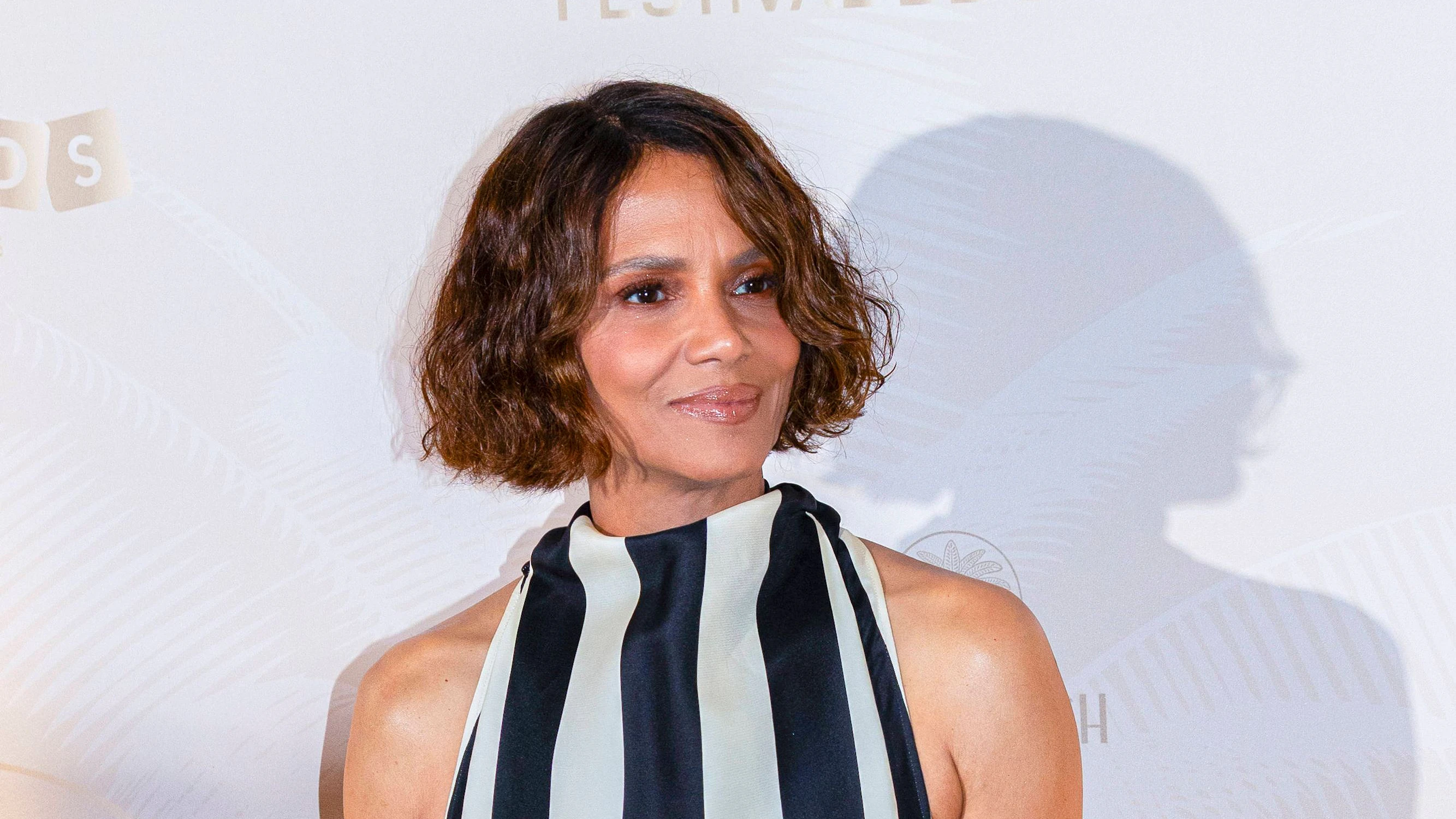 Halle Berry wechselte kurzfristig ihr Outfit, um der neuen Kleiderordnung in Cannes gerecht zu werden. 