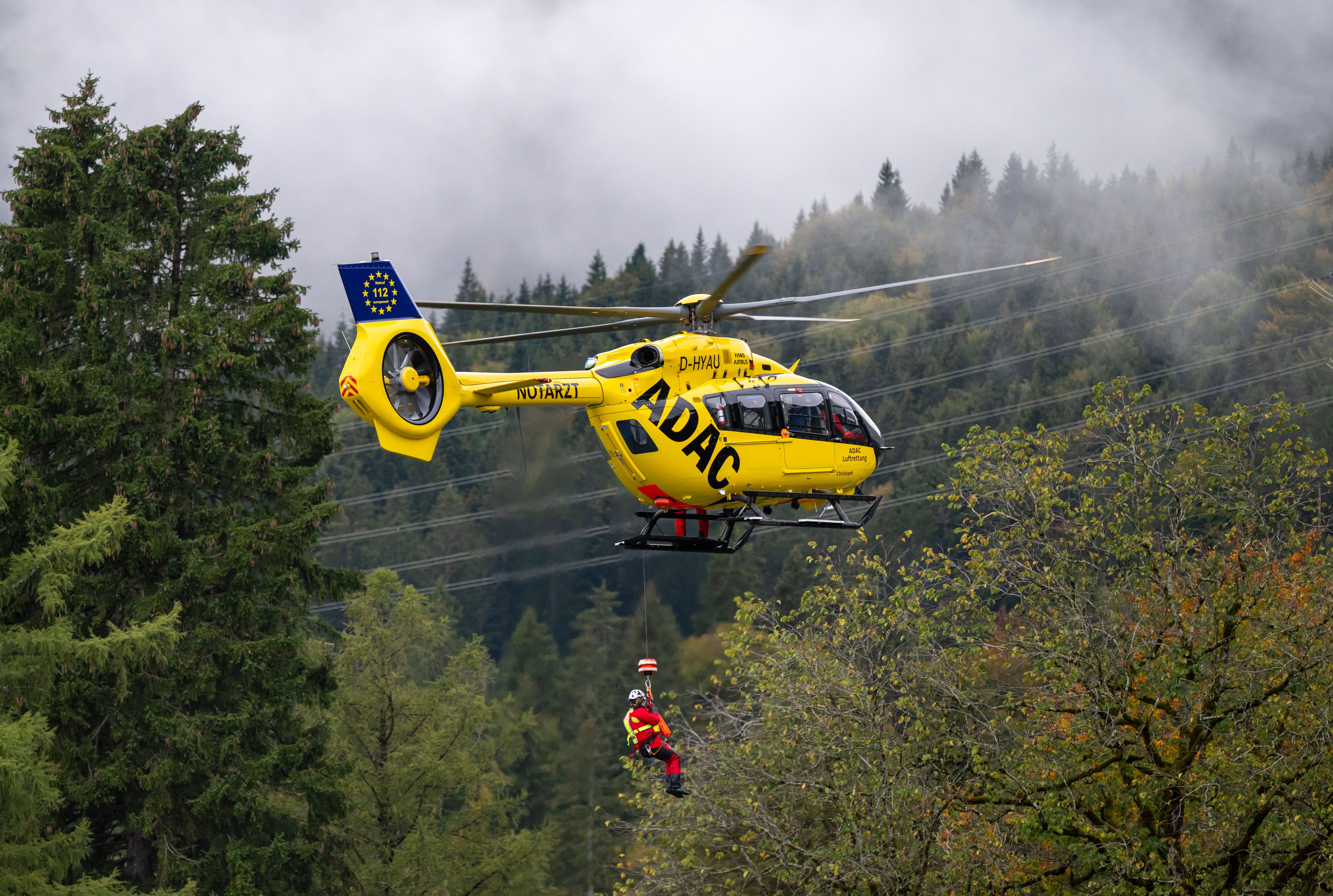 Per Rettungshubschrauber wurde der Verletzte geborgen. (Symbolbild)