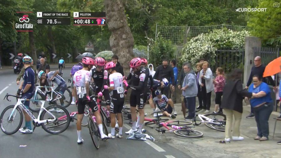 Ein schwerer Massensturz auf der sechsten Etappe des Giro d´Italia.