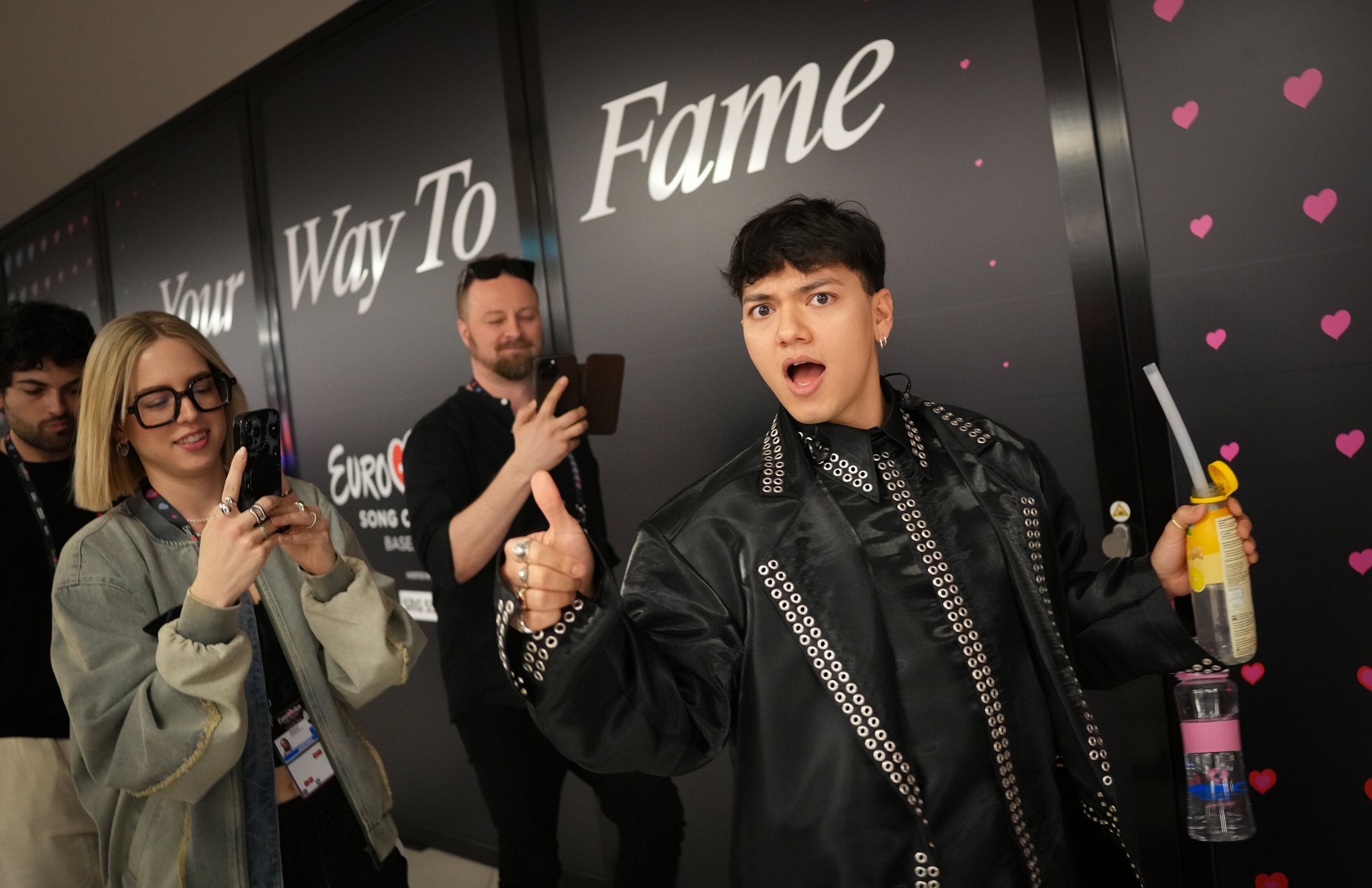 Daumen hoch: JJ tritt beim zweiten Semifinale auf und hofft auf den Einzug ins Finale.