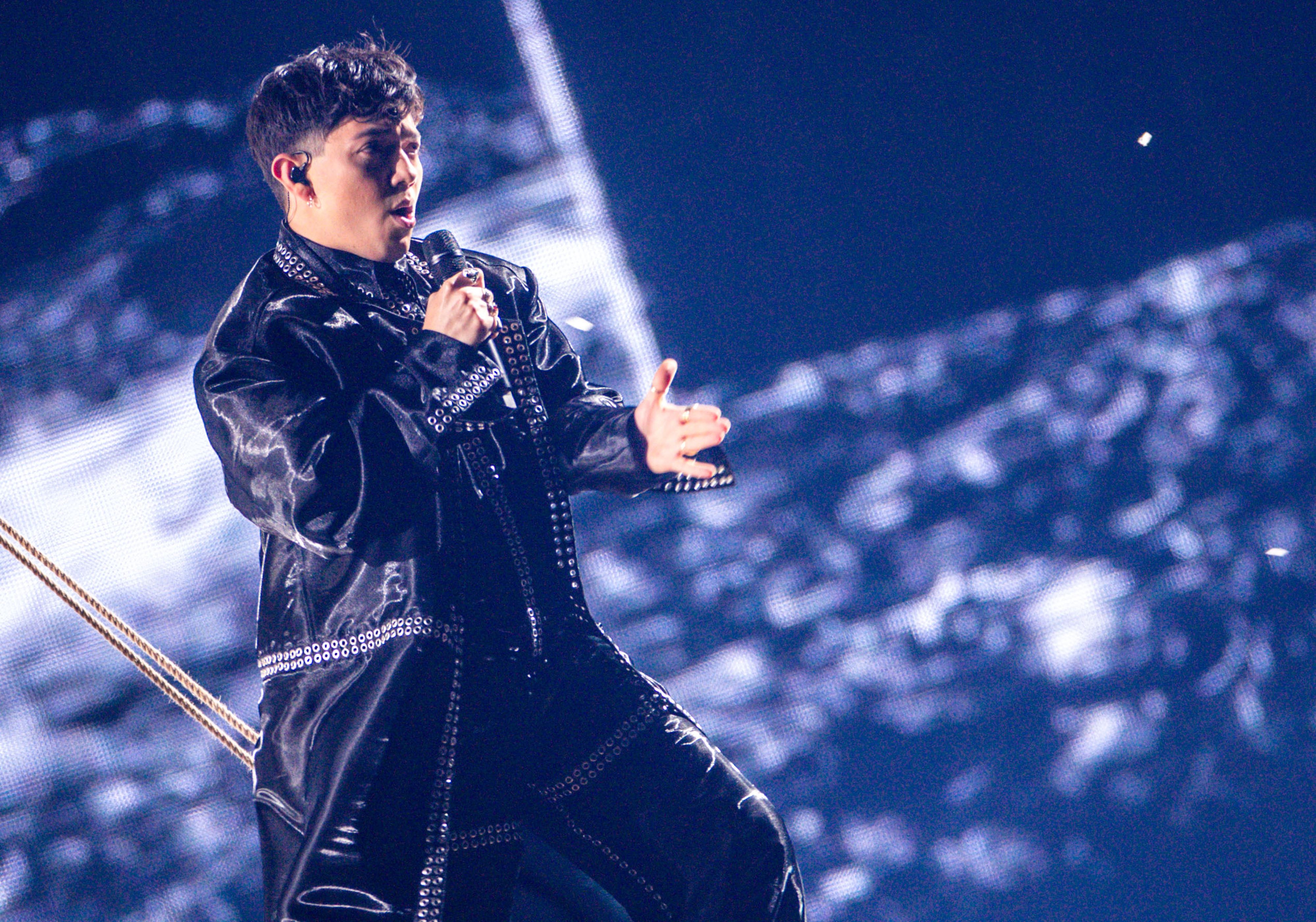 Im Refrain wird es dann richtig groß. Als JJ seine Opern-Stimme auspackt, gibt es in der Halle kein Halten mehr.