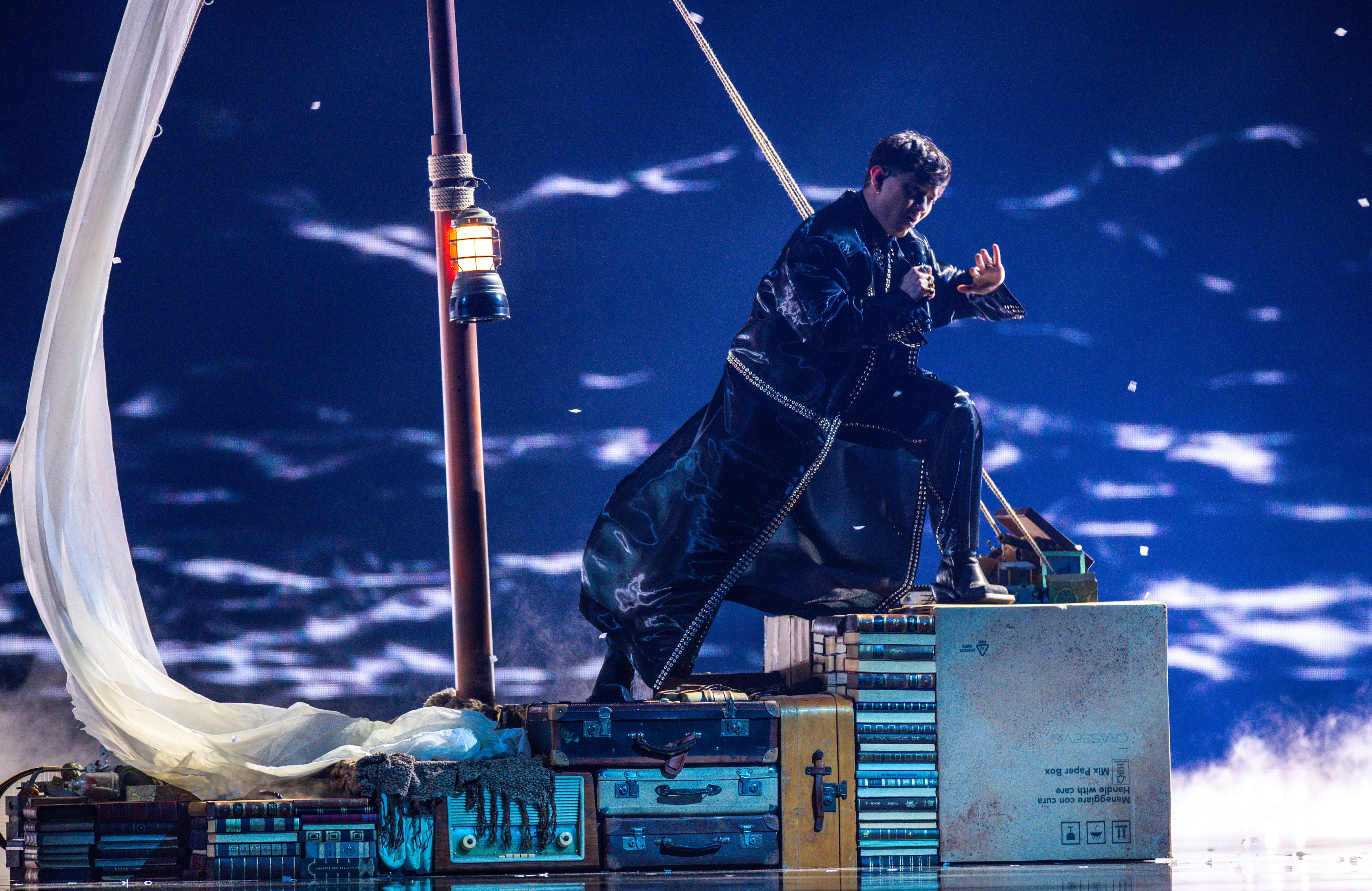 Die Bühne wurde extra für JJ zu einem Boot umfunktioniert. Auf stürmischer See singt er quasi gegen seinen Herzschmerz an.