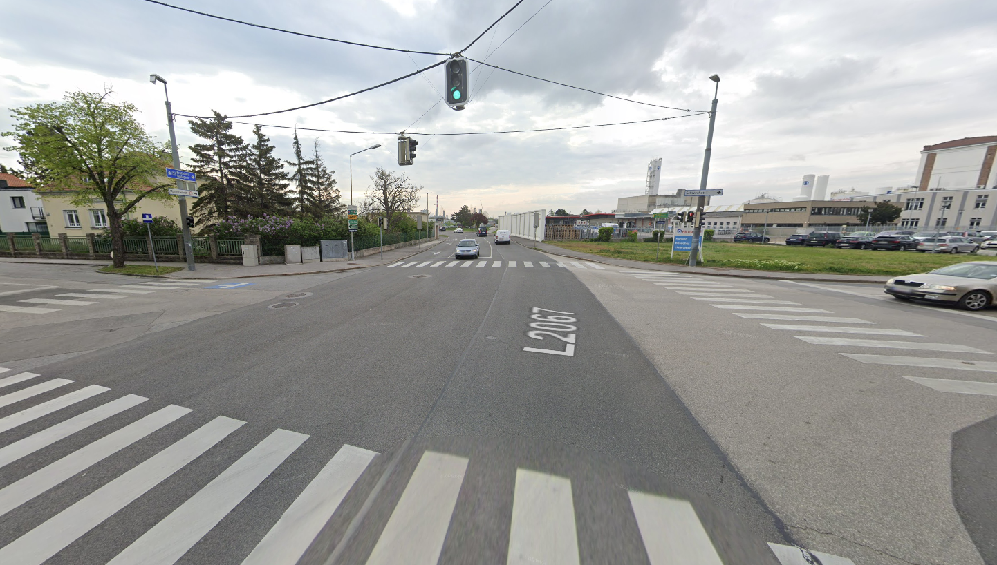 Im Kreuzungsbereich Sendnergasse mit der Mannswörther Straße kam es gestern zu einem schweren Verkehrsunfall zwischen zwei Fahrzeugen und einem Fußgänger.