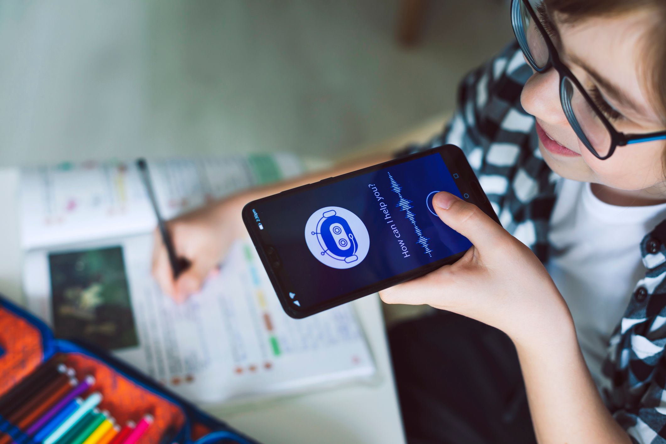 Lernen mit Chatbot: KI-Tools wie ChatGPT erklären Grammatik und korrigieren Texte.