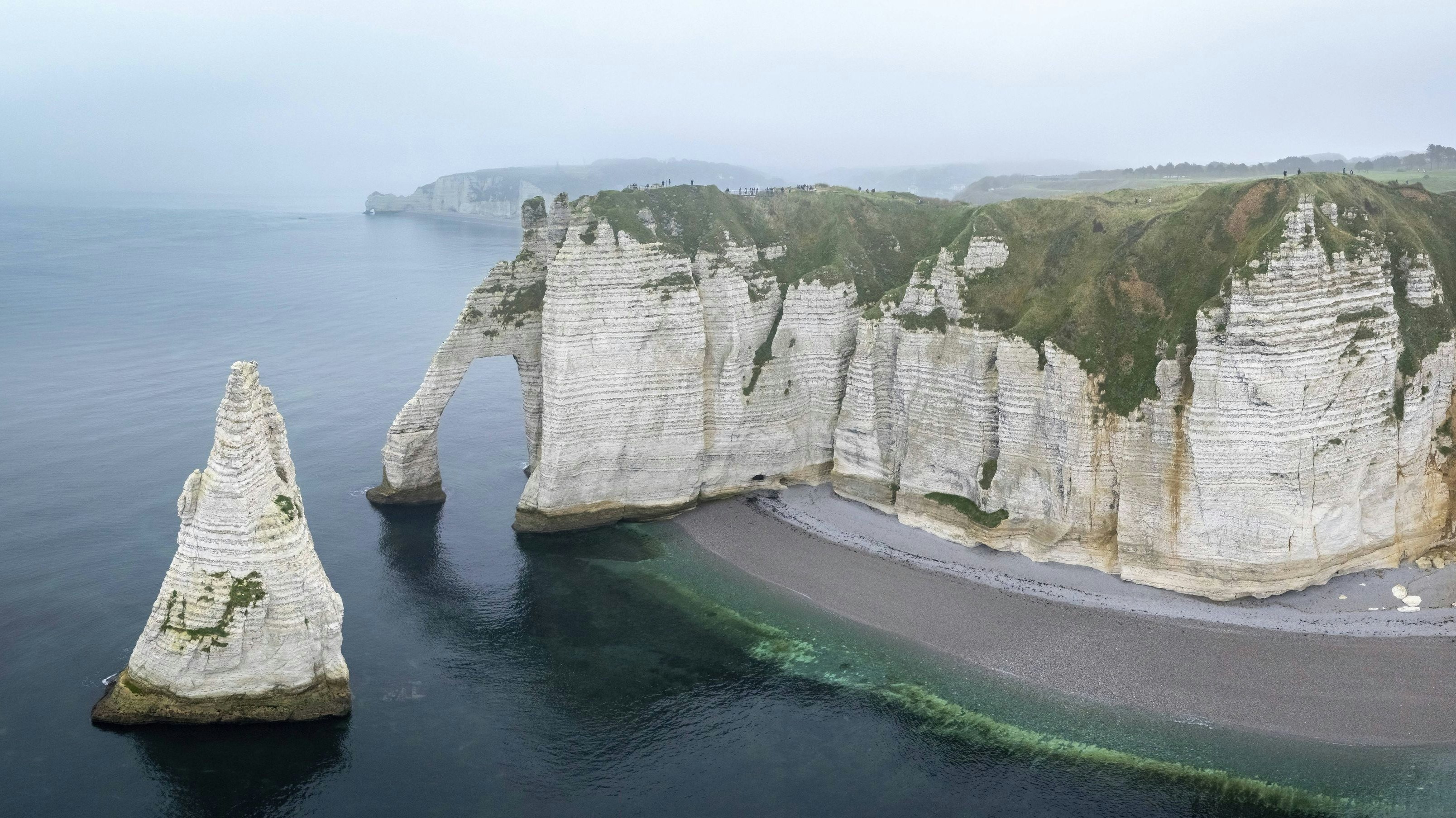 Oben auf den Klippen dürfen sich Ausflügler nur noch bis auf fünf Meter der Kante nähern. Die Gemeinde übernehme keinerlei Verantwortung, wenn es zu Unfällen komme.