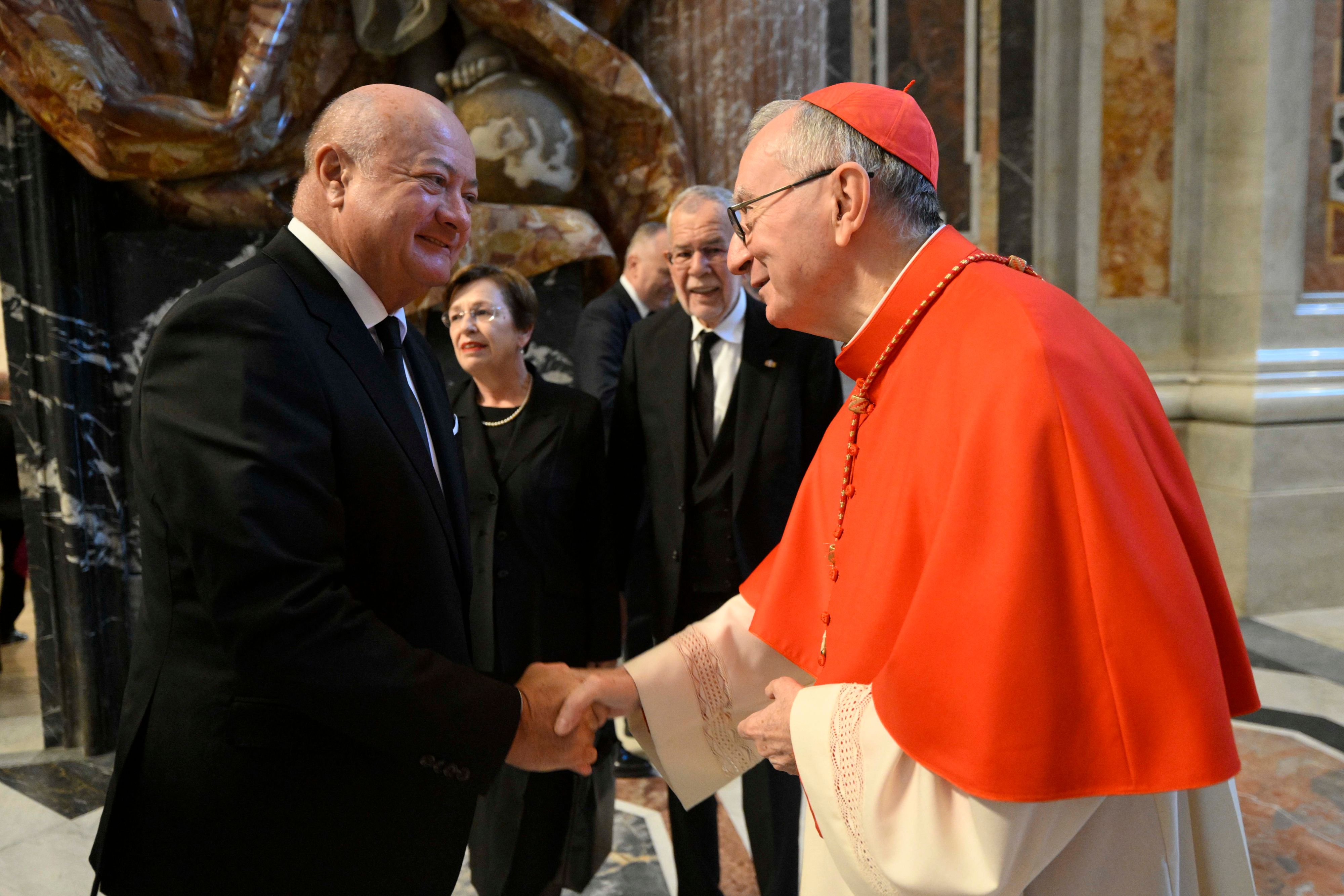 Stocker mit Kardinal Parolin am Rende der Trauerfeierlichkeiten für Papst Franziskus
