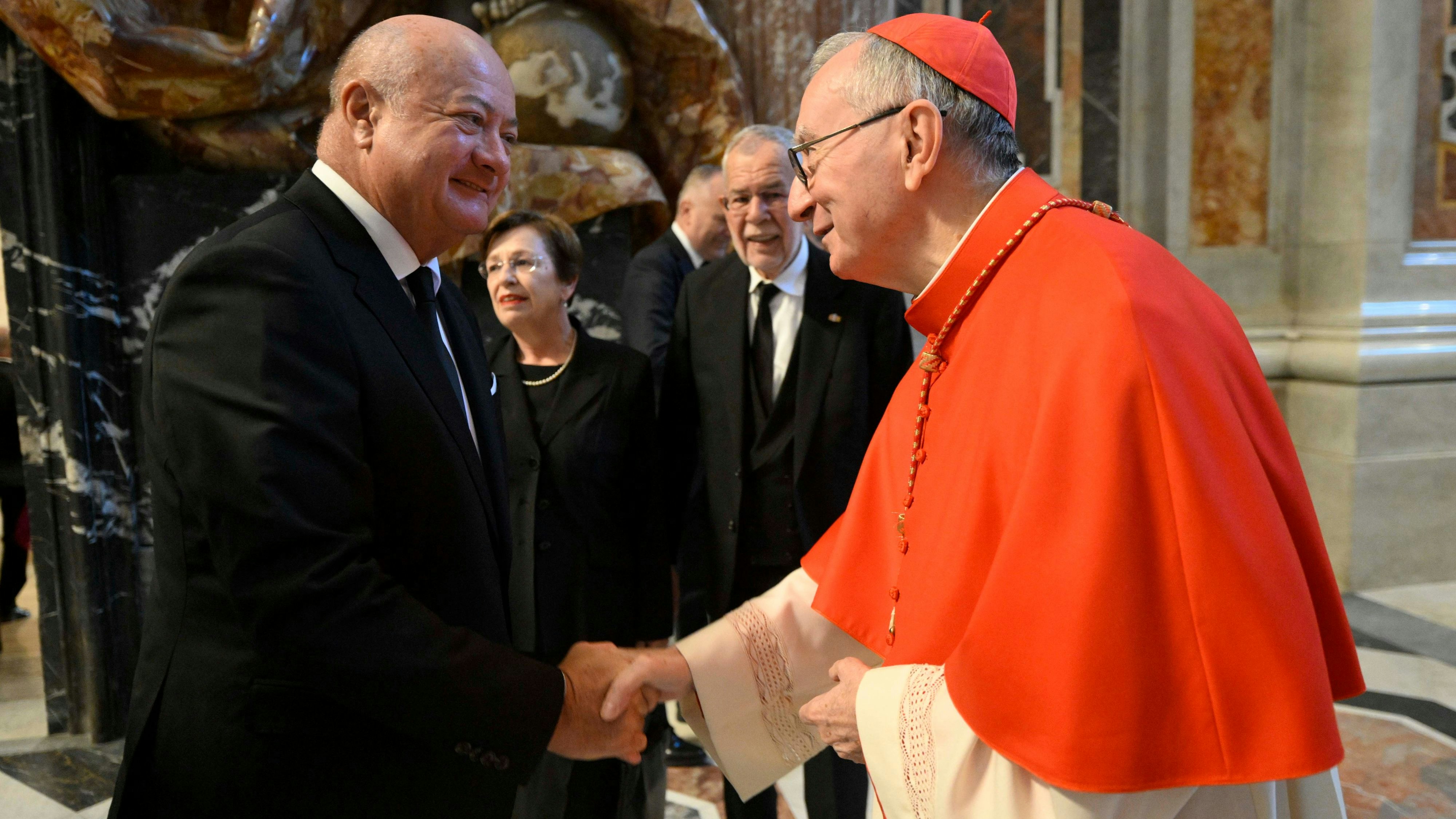 Stocker mit Kardinal Parolin am Rende der Trauerfeierlichkeiten für Papst Franziskus